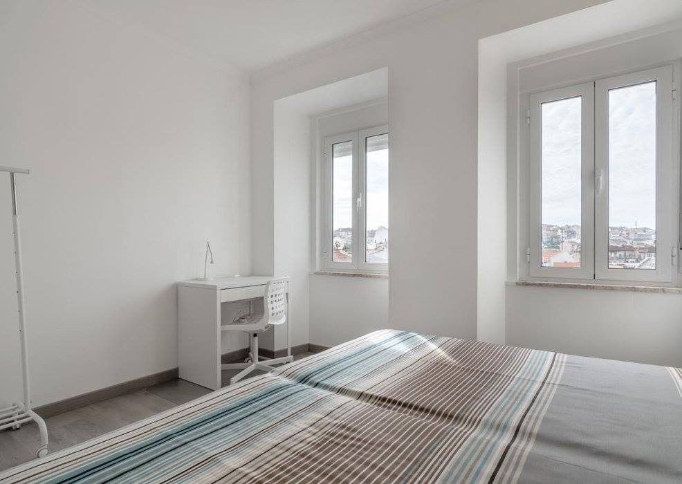 Room 2 - Bright Double Room with Natural Light em Campolide, lisboa – foto 5 de 12
