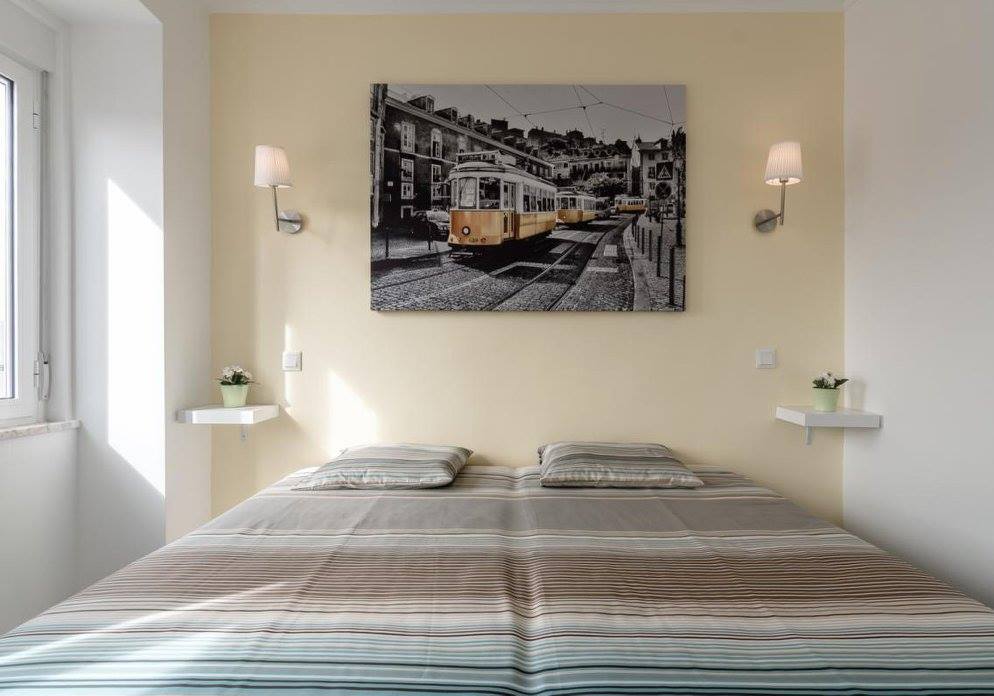Room 2 - Bright Double Room with Natural Light em Campolide, lisboa – foto 3 de 12