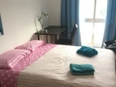 Modern Double Room 2 with Desk & Window in porto – photo 1 of 4