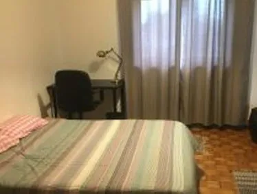 Bright Double Room 1 with Large Window & Desk em porto – foto 1 de 4