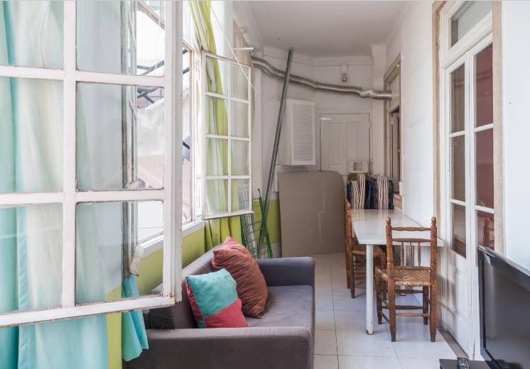 Charming Double-Bed Room 1 with Natural Light em Areeiro, lisboa – foto 3 de 14