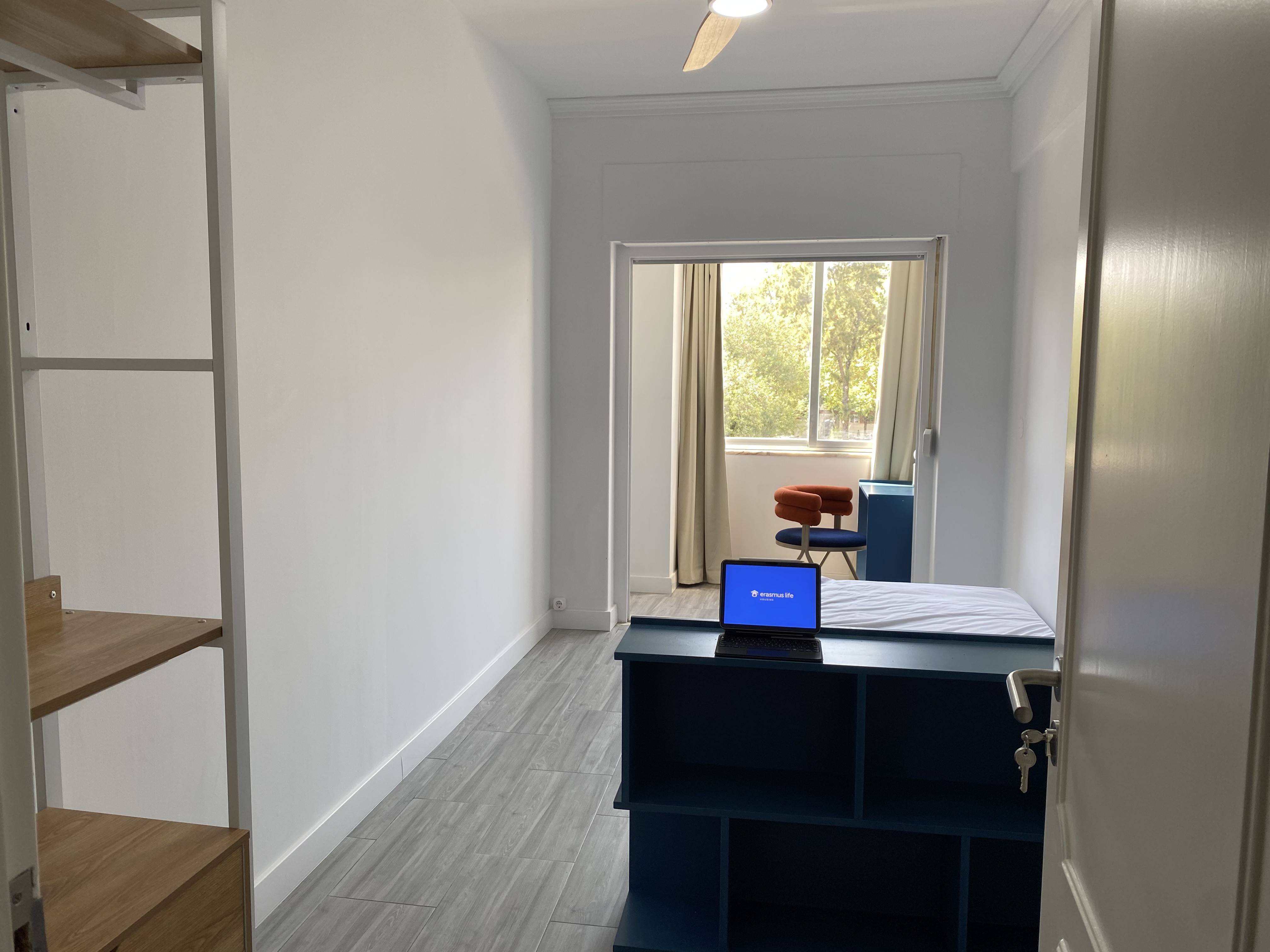 Bright Double Room 1 with Modern Furnishing em São Domingos de Benfica, lisboa – foto 3 de 16