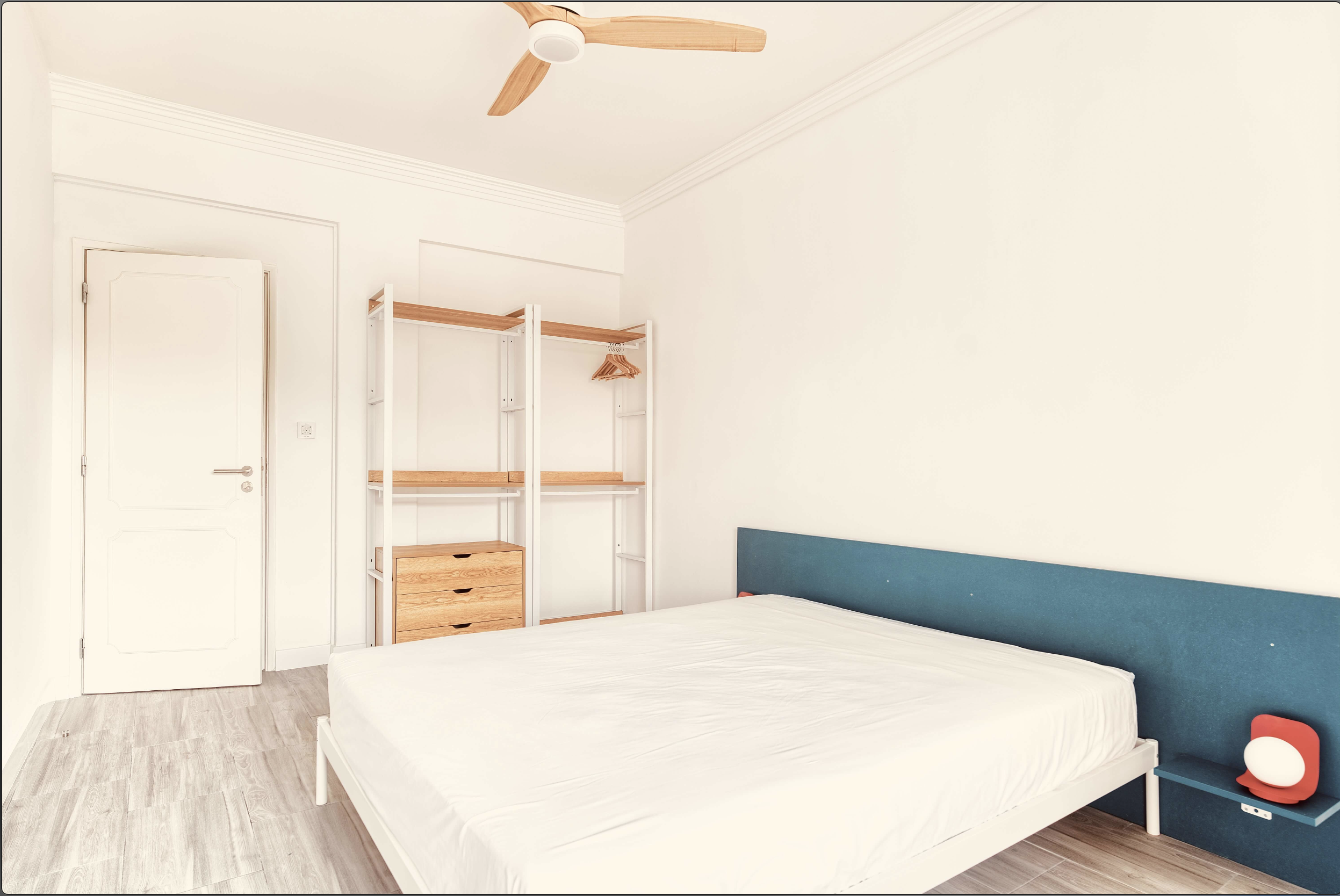 Bright Double Room 1 with Modern Furnishing em São Domingos de Benfica, lisboa – foto 2 de 16