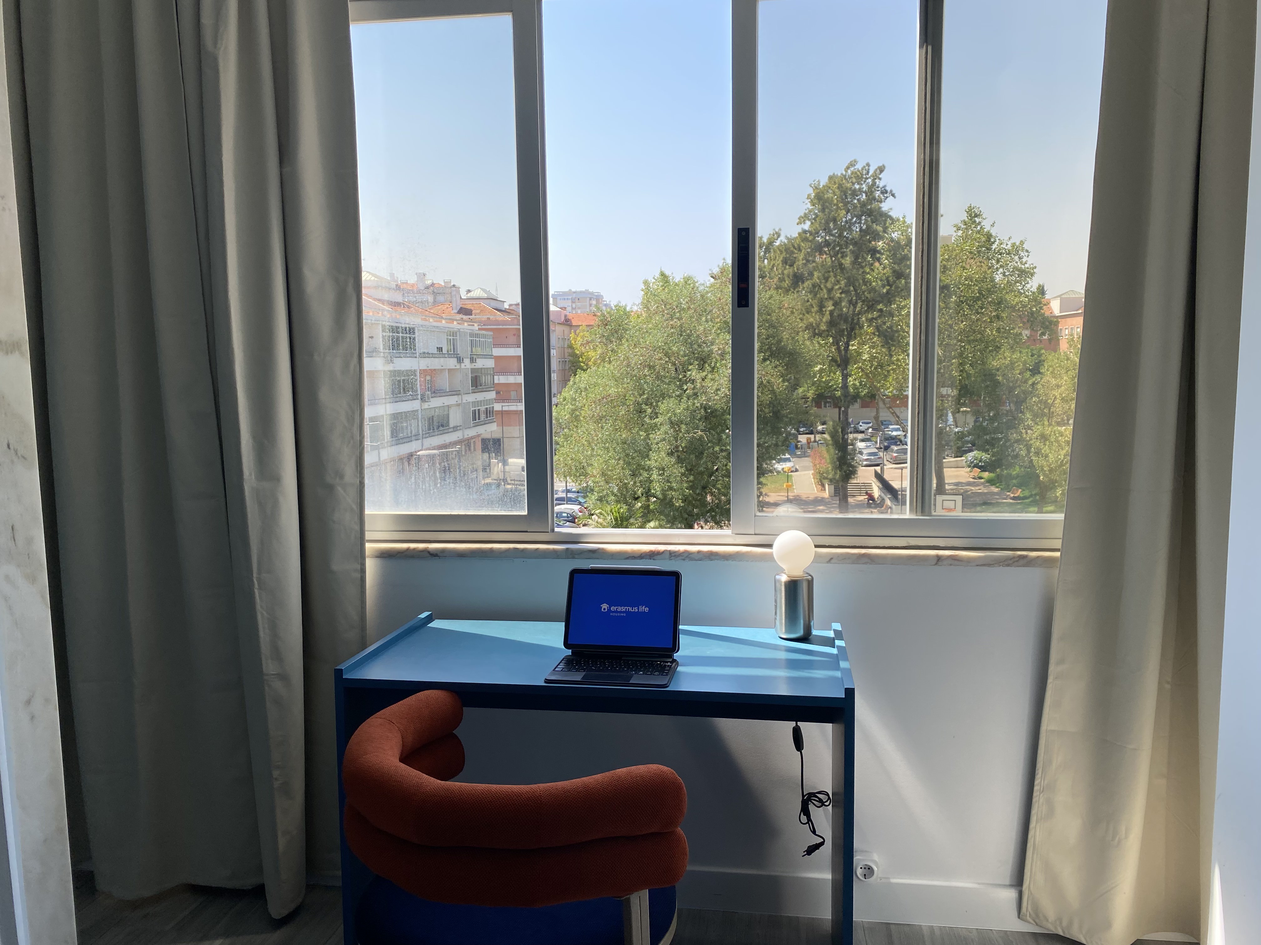 Bright Double Room 1 with Modern Furnishing em São Domingos de Benfica, lisboa – foto 4 de 16