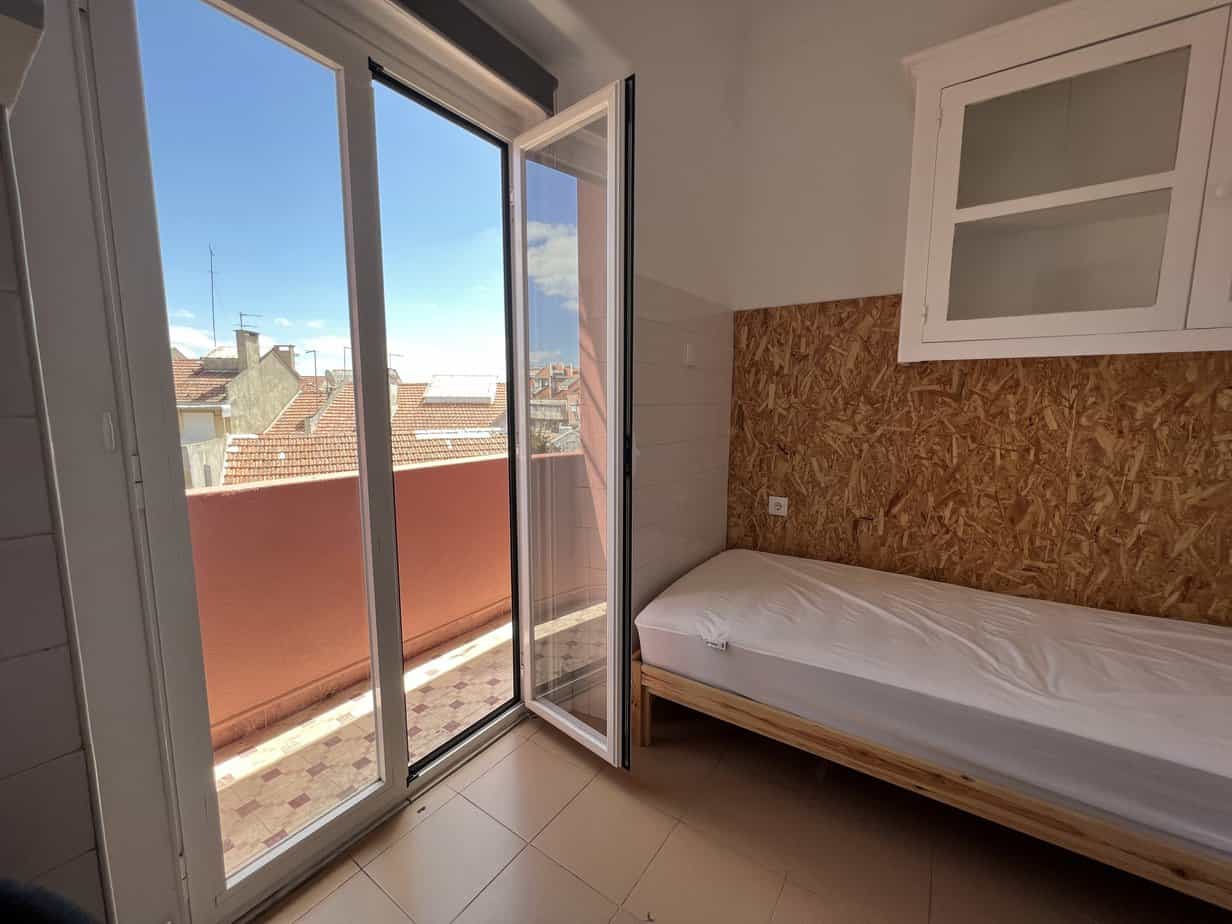 Cozy Single Room 3 with Terrace em Olaias, lisboa – foto 4 de 21