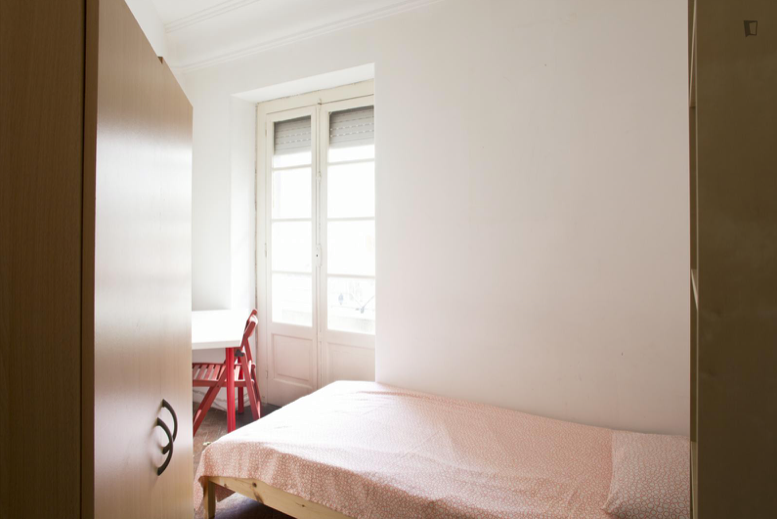 Cozy Single Room 1 with Desk & Natural Light em Arroios, lisboa – foto 2 de 14