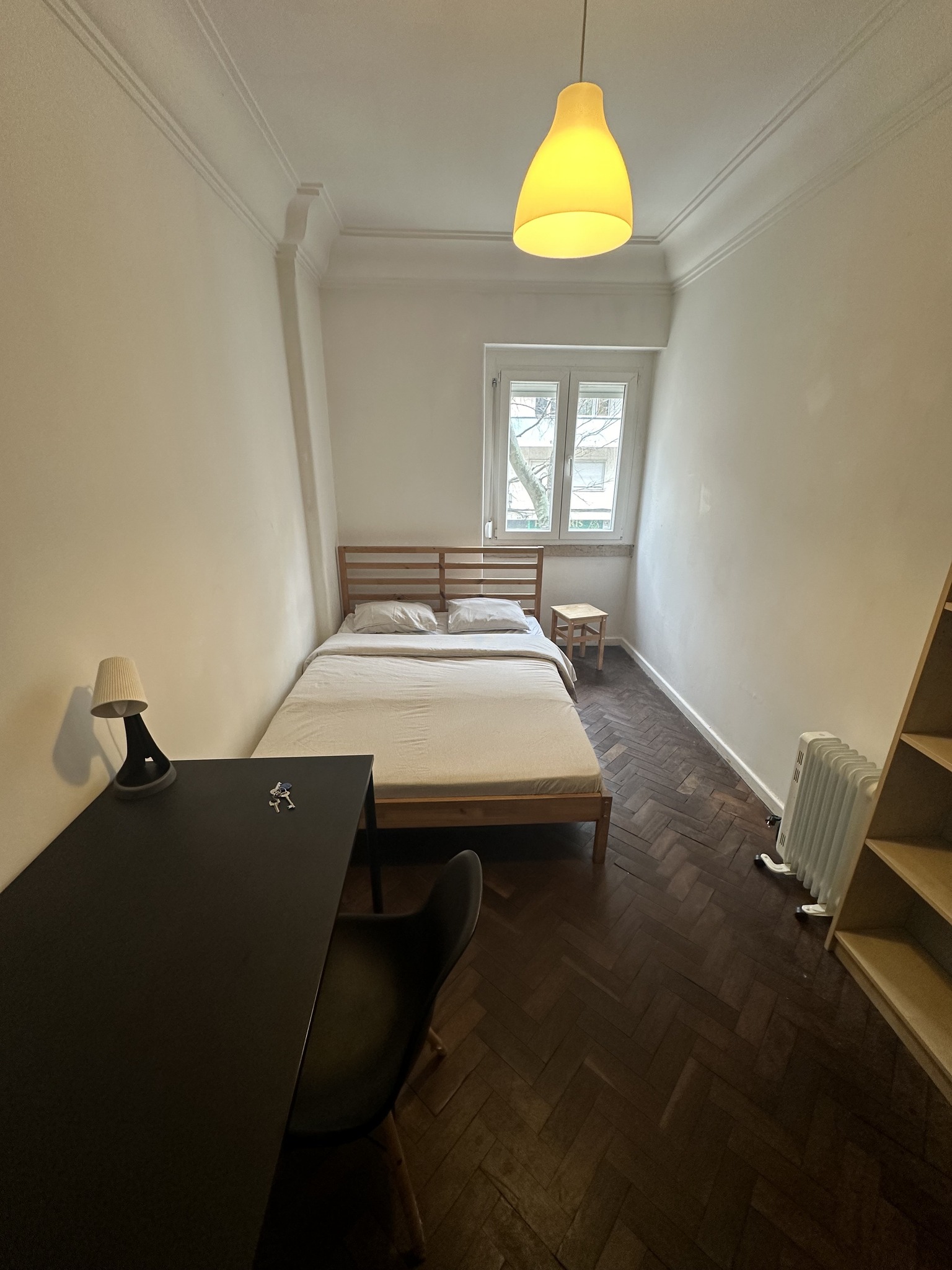 Bright Double Room 6 with Desk & Natural Light em Arroios, lisboa – foto 3 de 16