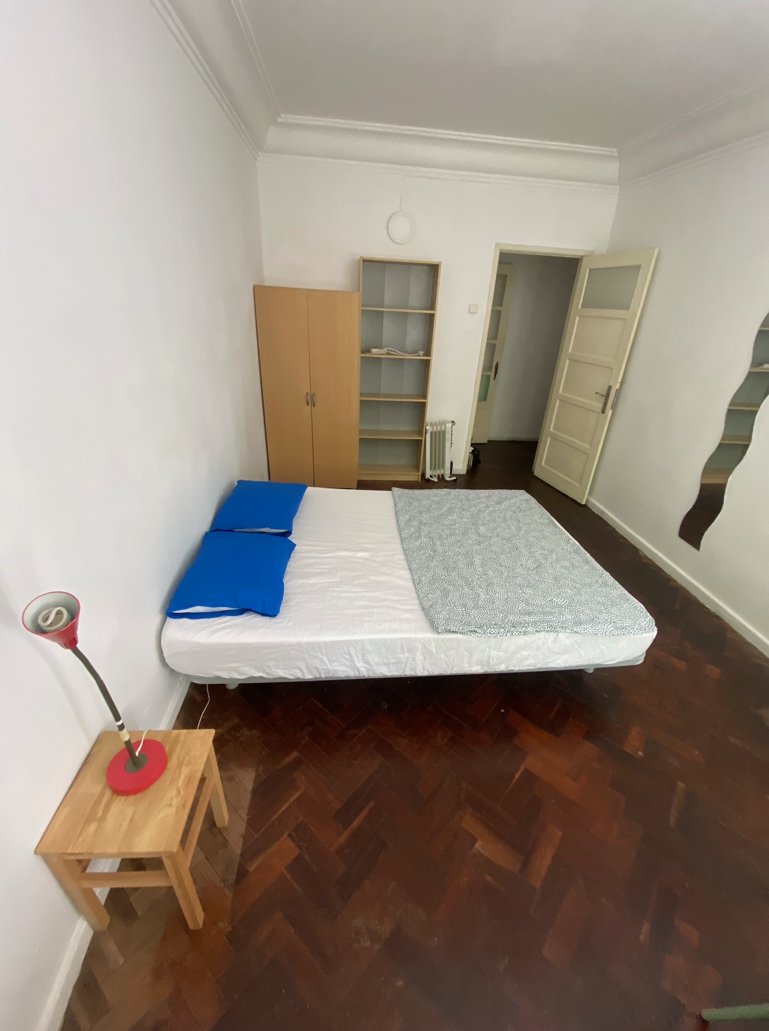 Bright Double Room 5 with Desk & Large Window em Arroios, lisboa – foto 3 de 18