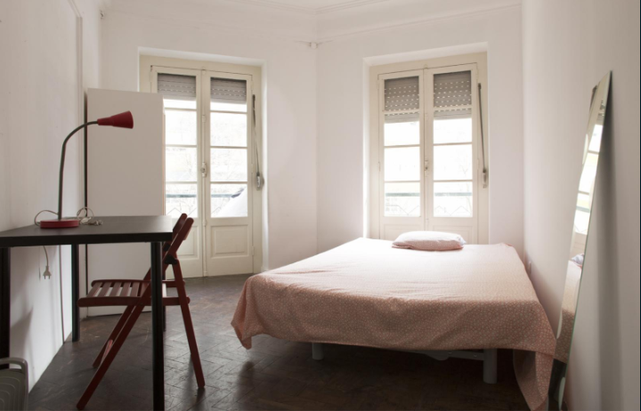 Inviting Double Room 2 with Desk & Natural Light em lisboa – foto 1 de 4