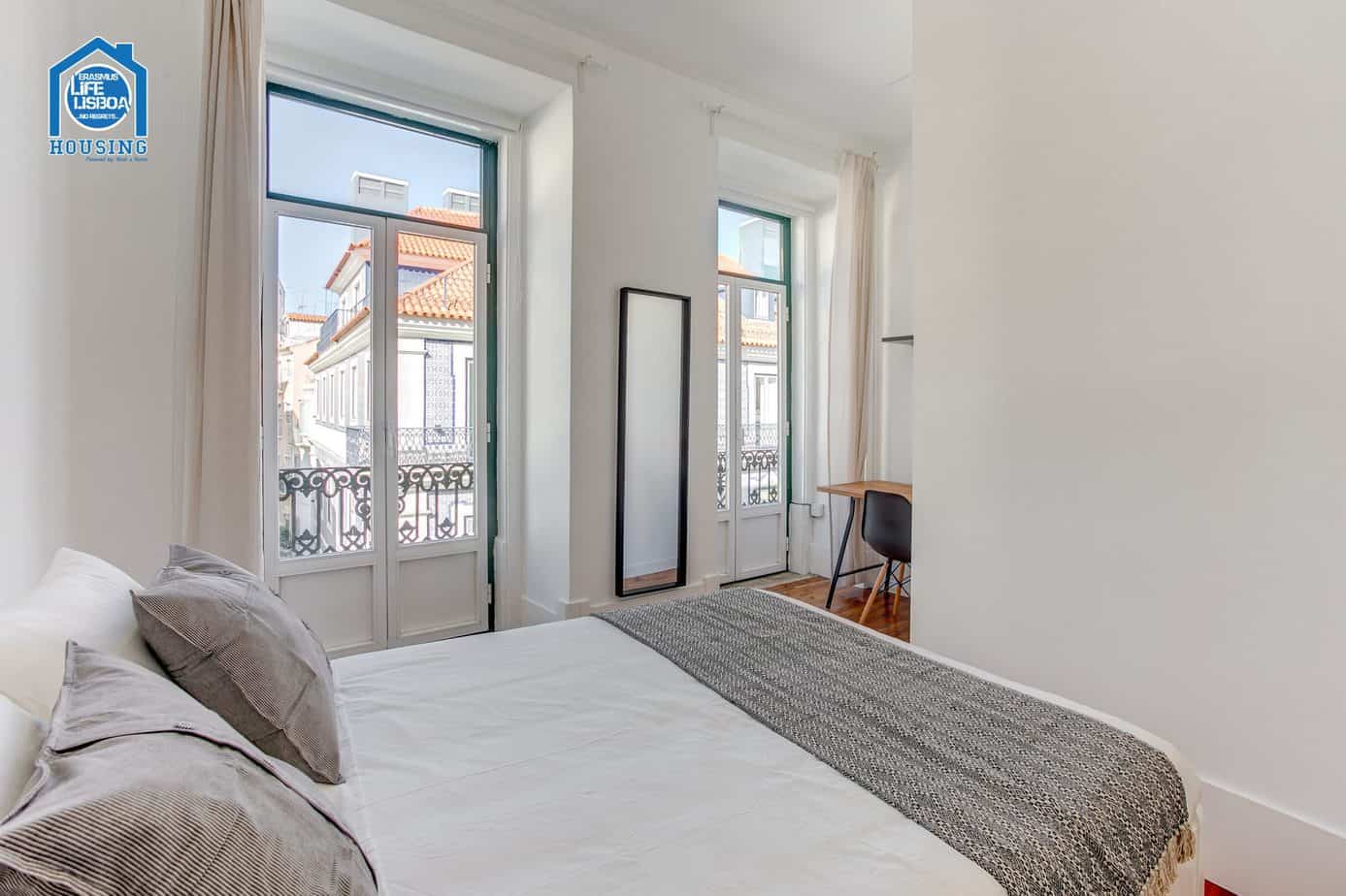 Cozy & Practical Room 2 with Balcony – Santos-o-Velho Apartment in Santos-o-Velho, lisboa – photo 4 of 9