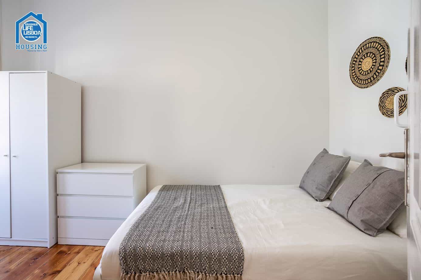 Charming Room 1 with Natural Light – Santos-o-Velho Flat in Santos-o-Velho, lisboa – photo 2 of 8