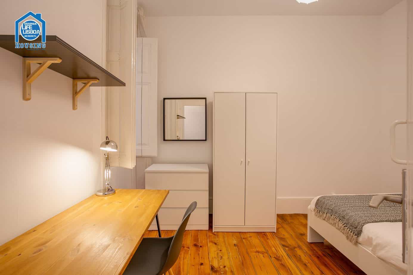 Bright & Lovely Room 3 – Santos-o-Velho Student Home in Santos-o-Velho, lisboa – photo 2 of 8