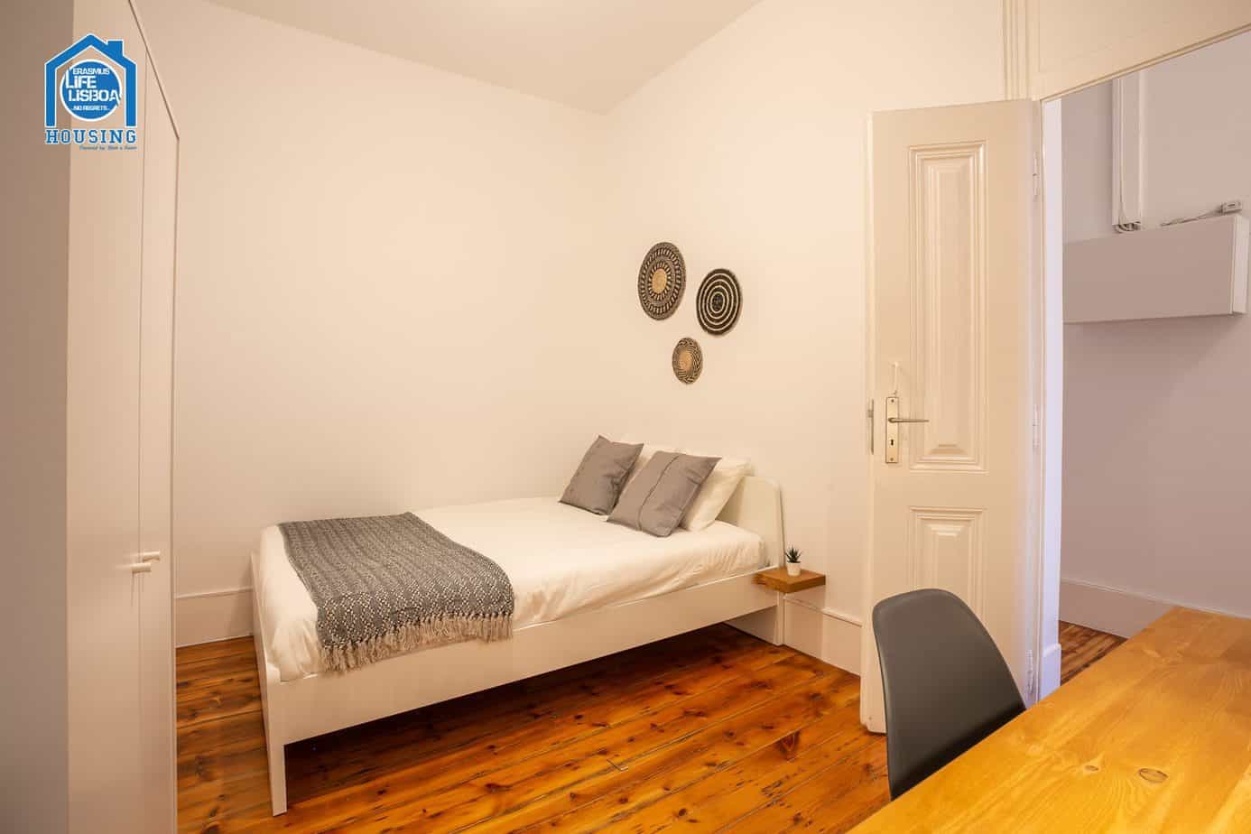 Bright & Lovely Room 3 – Santos-o-Velho Student Home in Santos-o-Velho, lisboa – photo 3 of 8