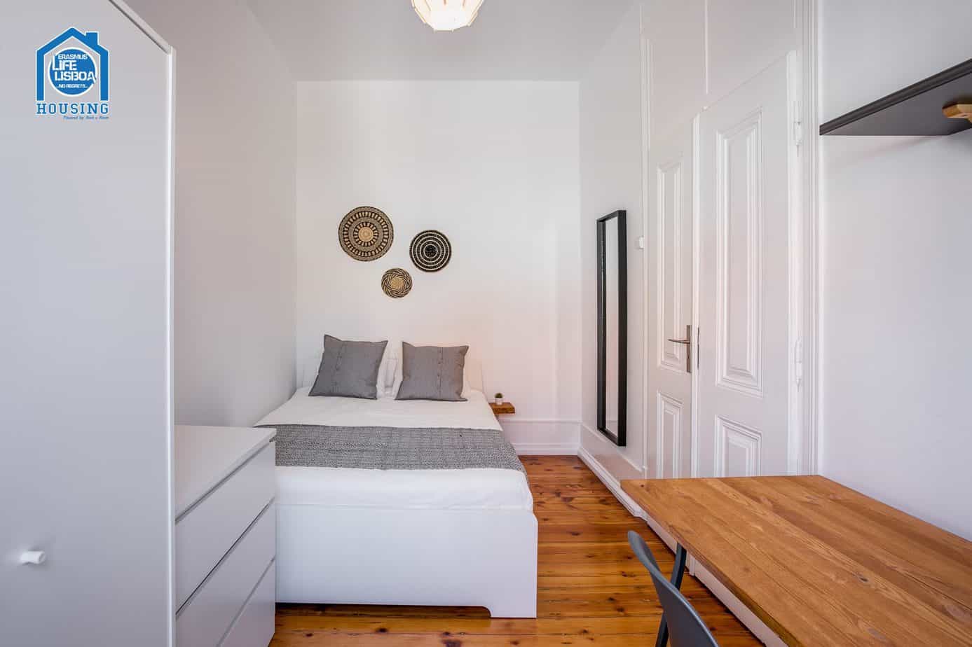 Charming Room 1 with Natural Light – Santos-o-Velho Flat em lisboa – foto 1 de 3