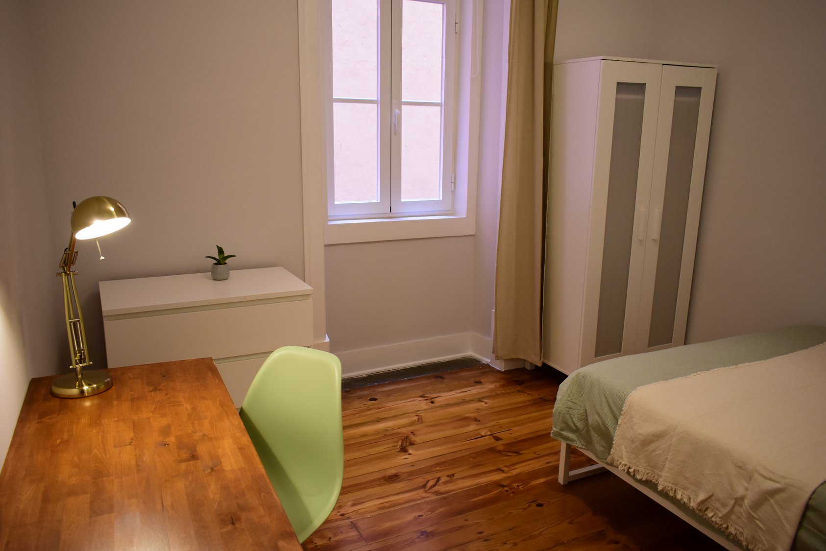 Stylish Furnished Room 5 with Natural Light em Arroios, lisboa – foto 3 de 22