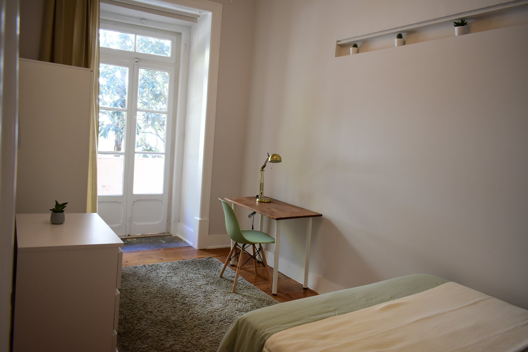 Natural Light-Filled Room 10 with Balcony em Arroios, lisboa – foto 2 de 22