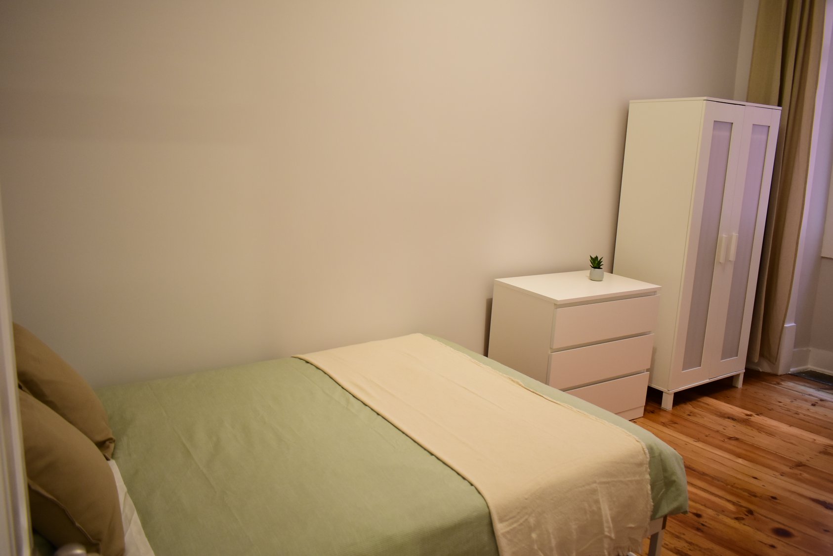 Comfortable Room 7 with Modern Decor in Arroios em Arroios, lisboa – foto 3 de 22