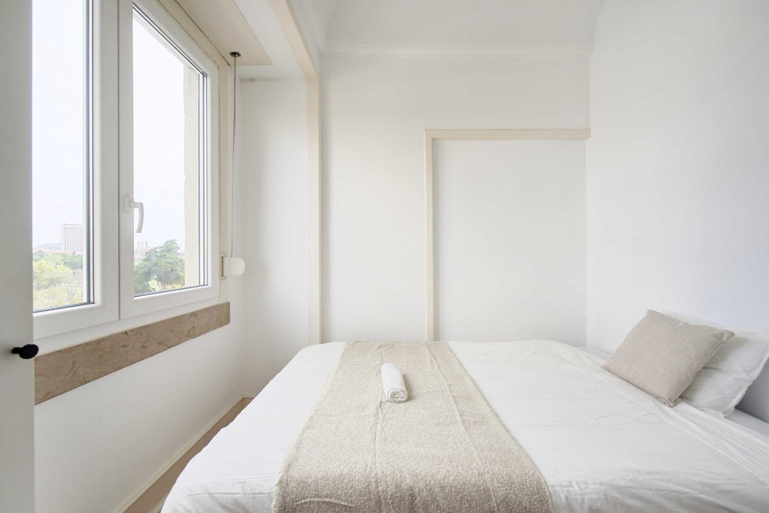 Sunlit Double Bedroom 2 with Desk em Coração de Jesus, lisboa – foto 2 de 24