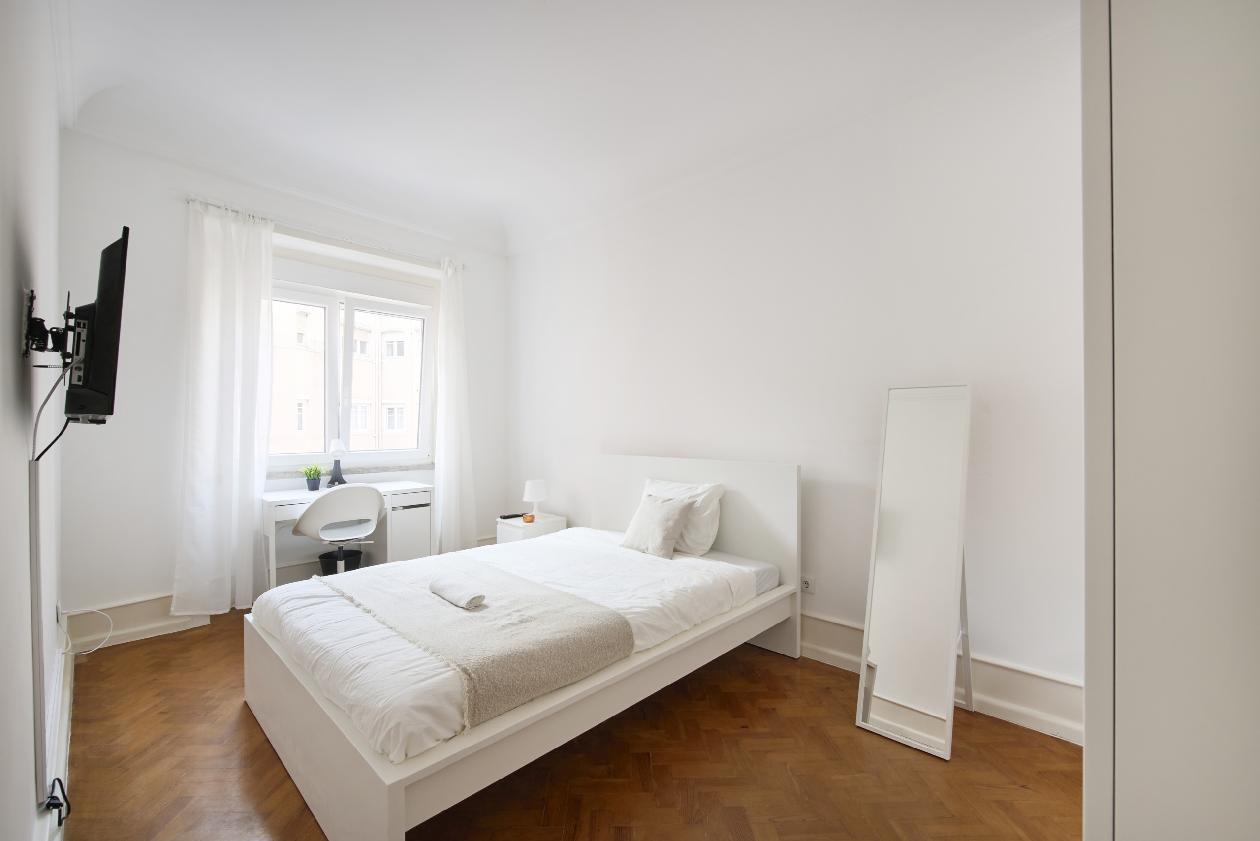 Bright Double Room 5 with Desk & Window em lisboa – foto 1 de 7