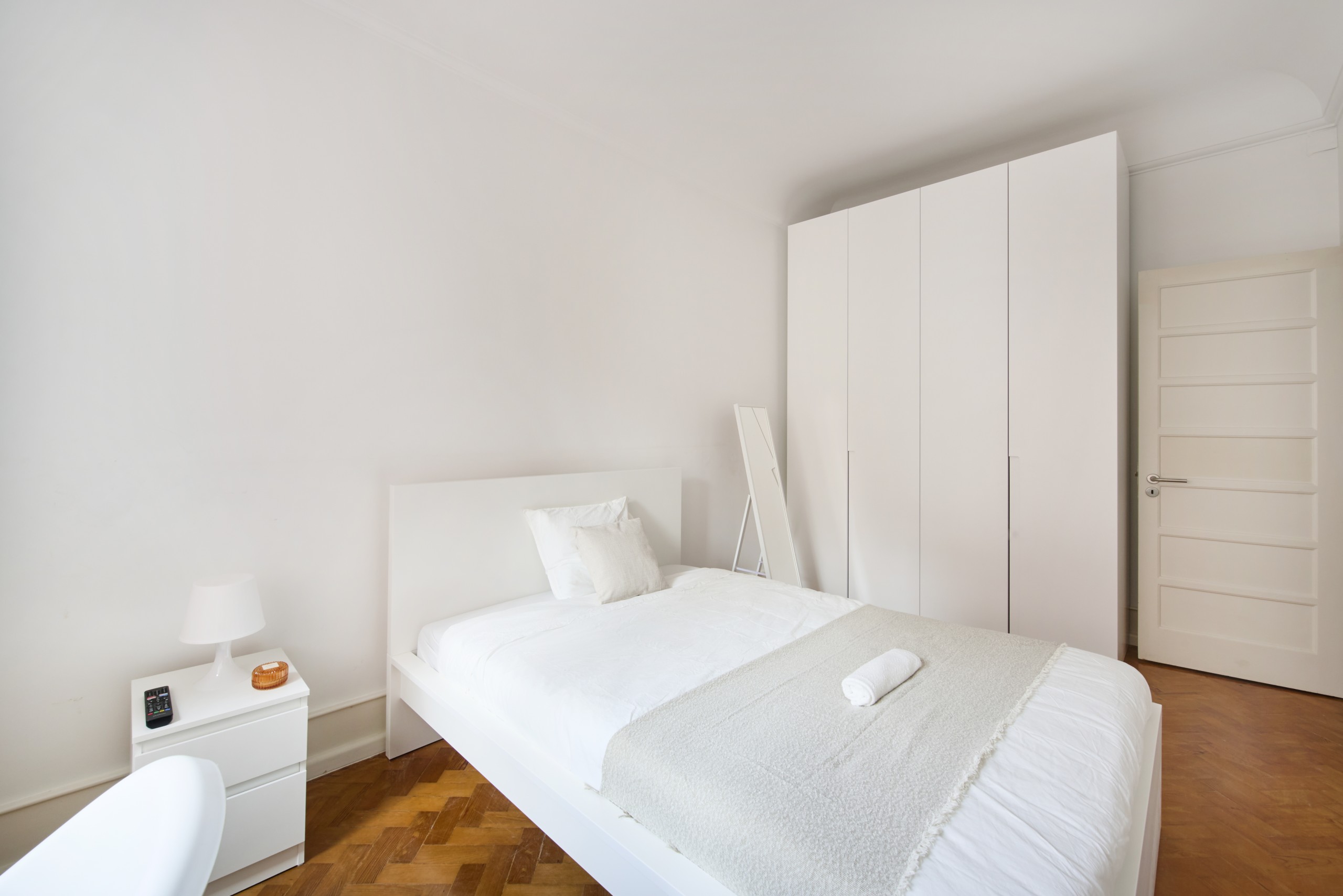 Bright Double Room 5 with Desk & Window em Coração de Jesus, lisboa – foto 4 de 25
