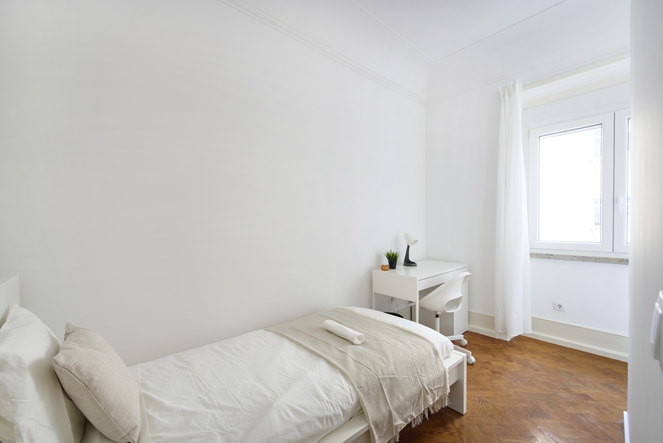 Sunny Room 6 with Desk & Window em lisboa – foto 1 de 5