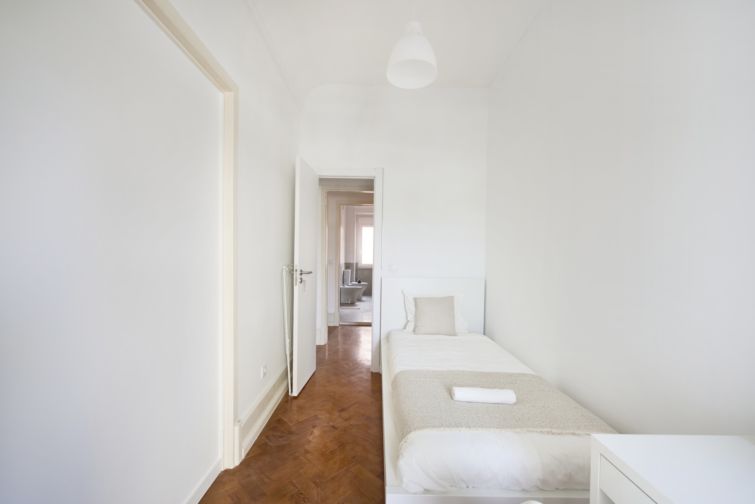 Sunny Room 3 with Window & Wardrobe em Coração de Jesus, lisboa – foto 2 de 24
