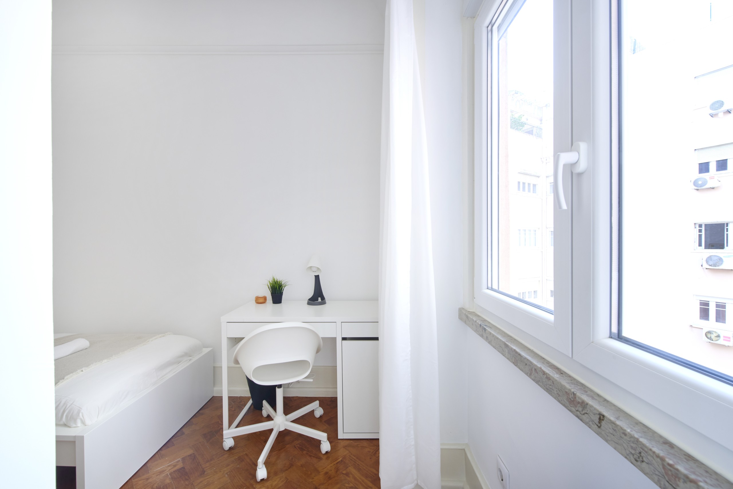Sunny Room 6 with Desk & Window em Coração de Jesus, lisboa – foto 4 de 23