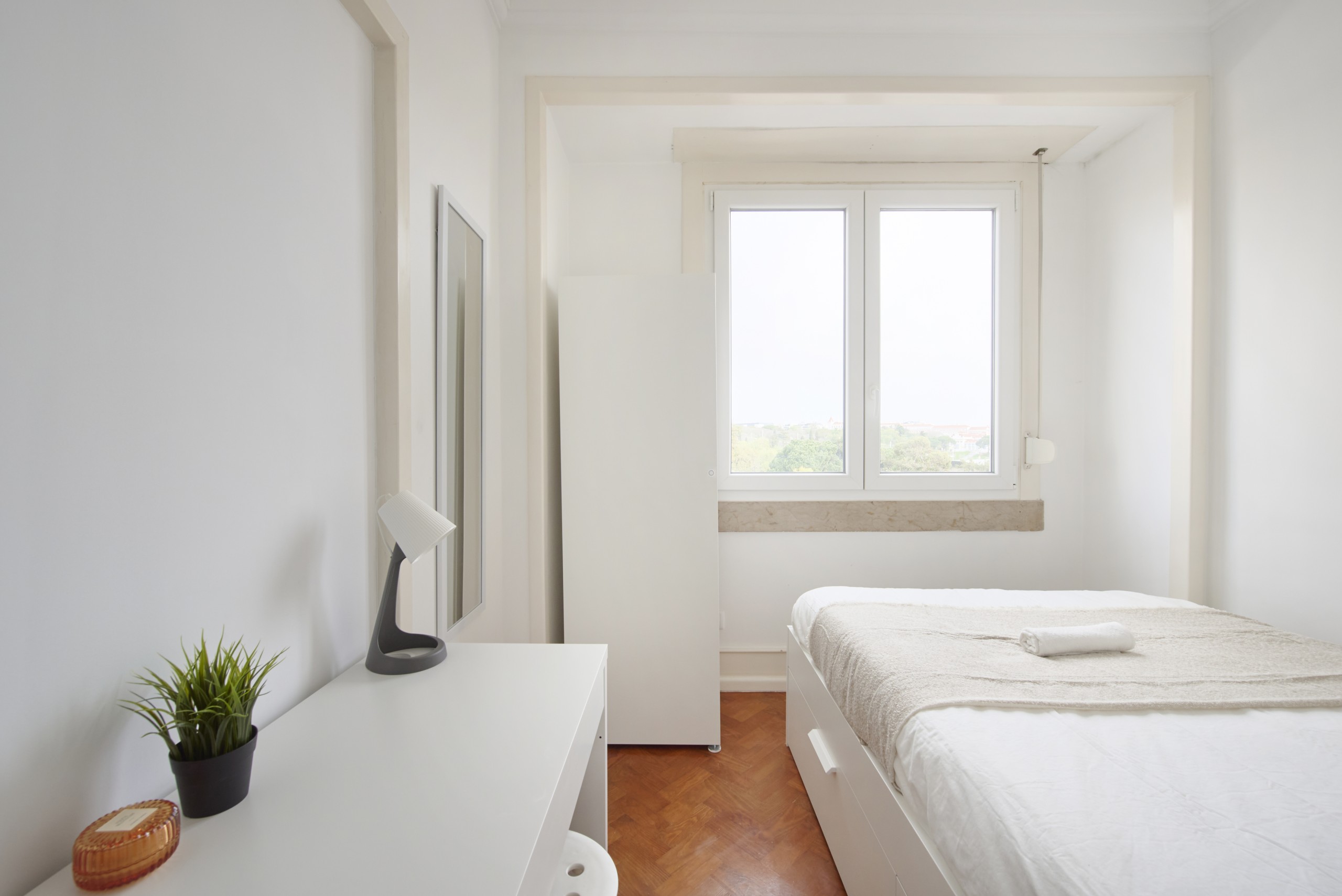 Sunlit Double Bedroom 2 with Desk em lisboa – foto 1 de 6