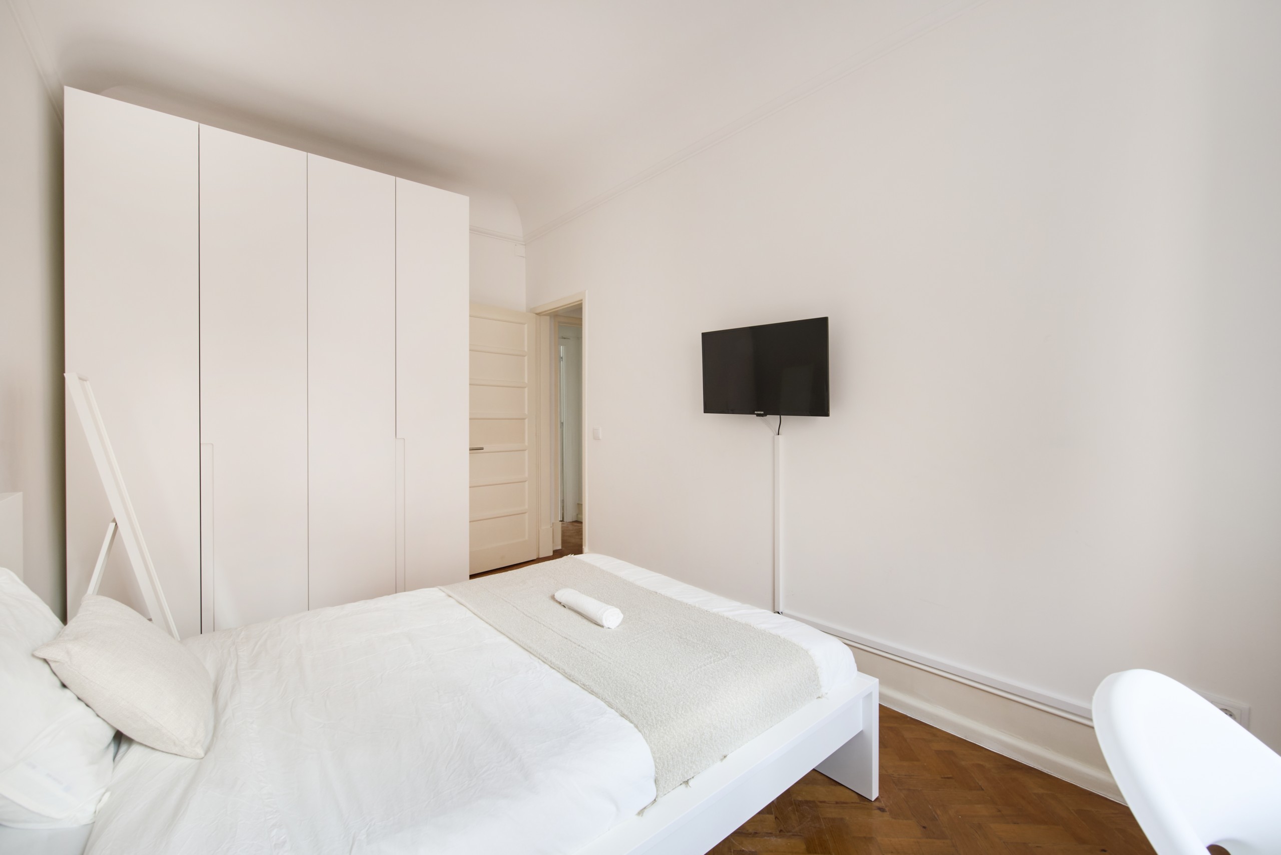 Bright Double Room 5 with Desk & Window em Coração de Jesus, lisboa – foto 2 de 25