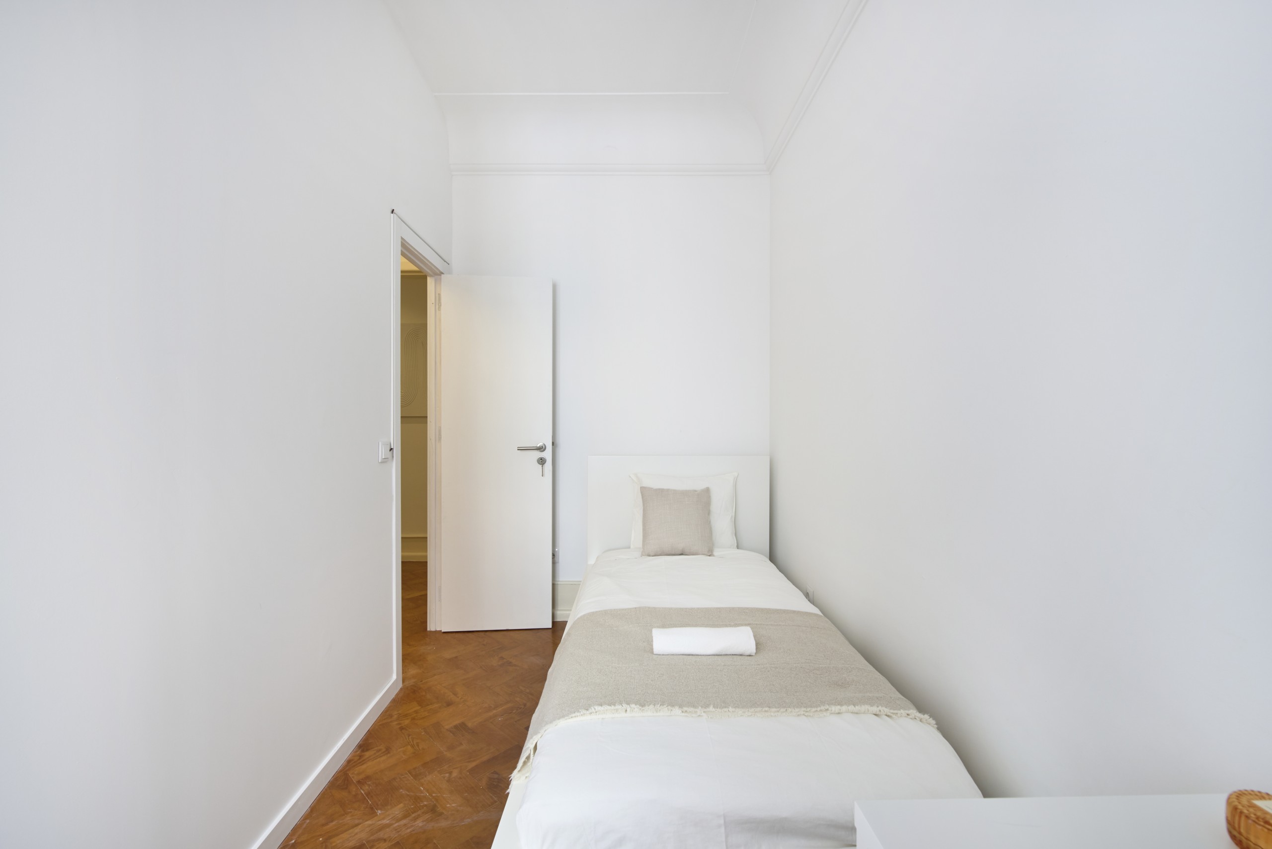 Sunny Room 6 with Desk & Window em Coração de Jesus, lisboa – foto 2 de 23