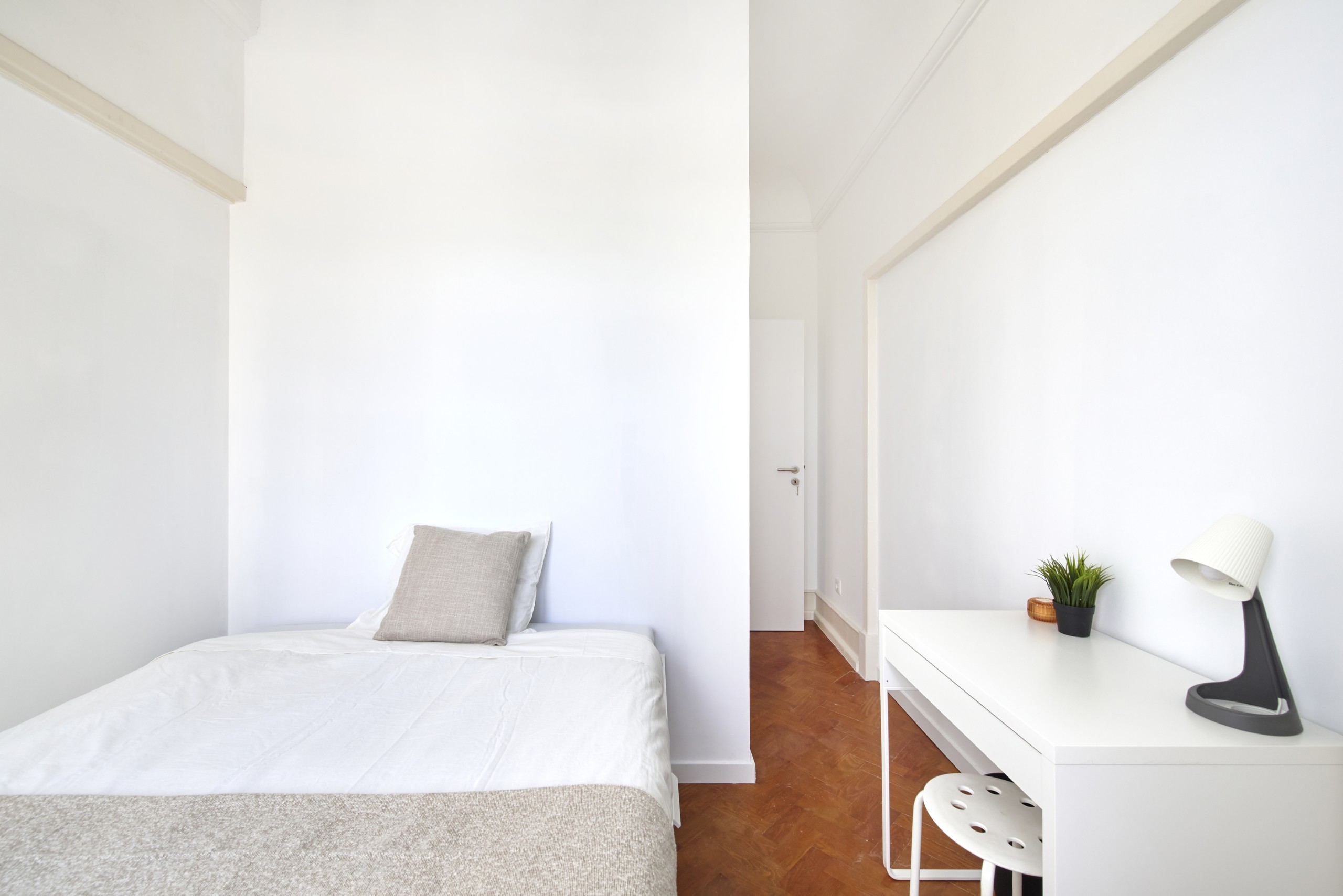Sunlit Double Bedroom 2 with Desk em Coração de Jesus, lisboa – foto 5 de 24