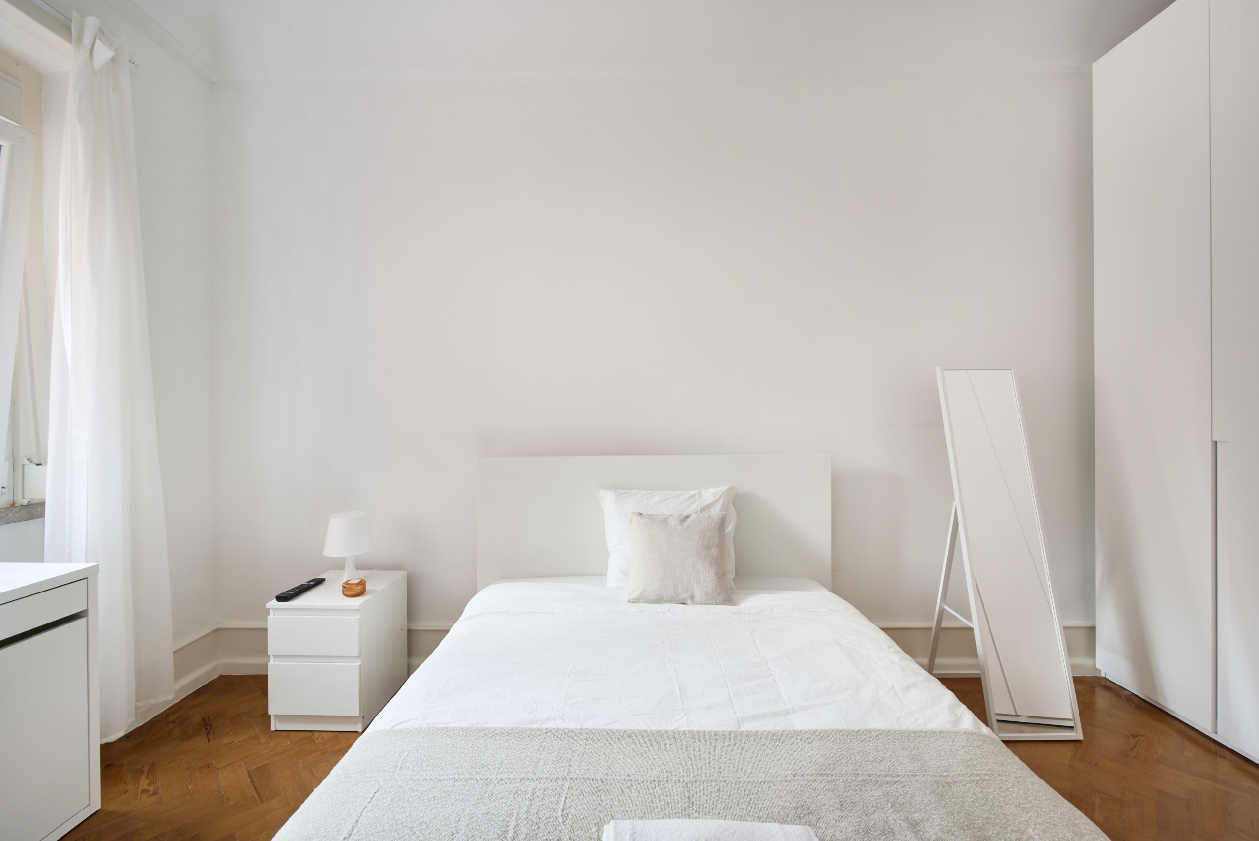 Bright Double Room 5 with Desk & Window em Coração de Jesus, lisboa – foto 5 de 25