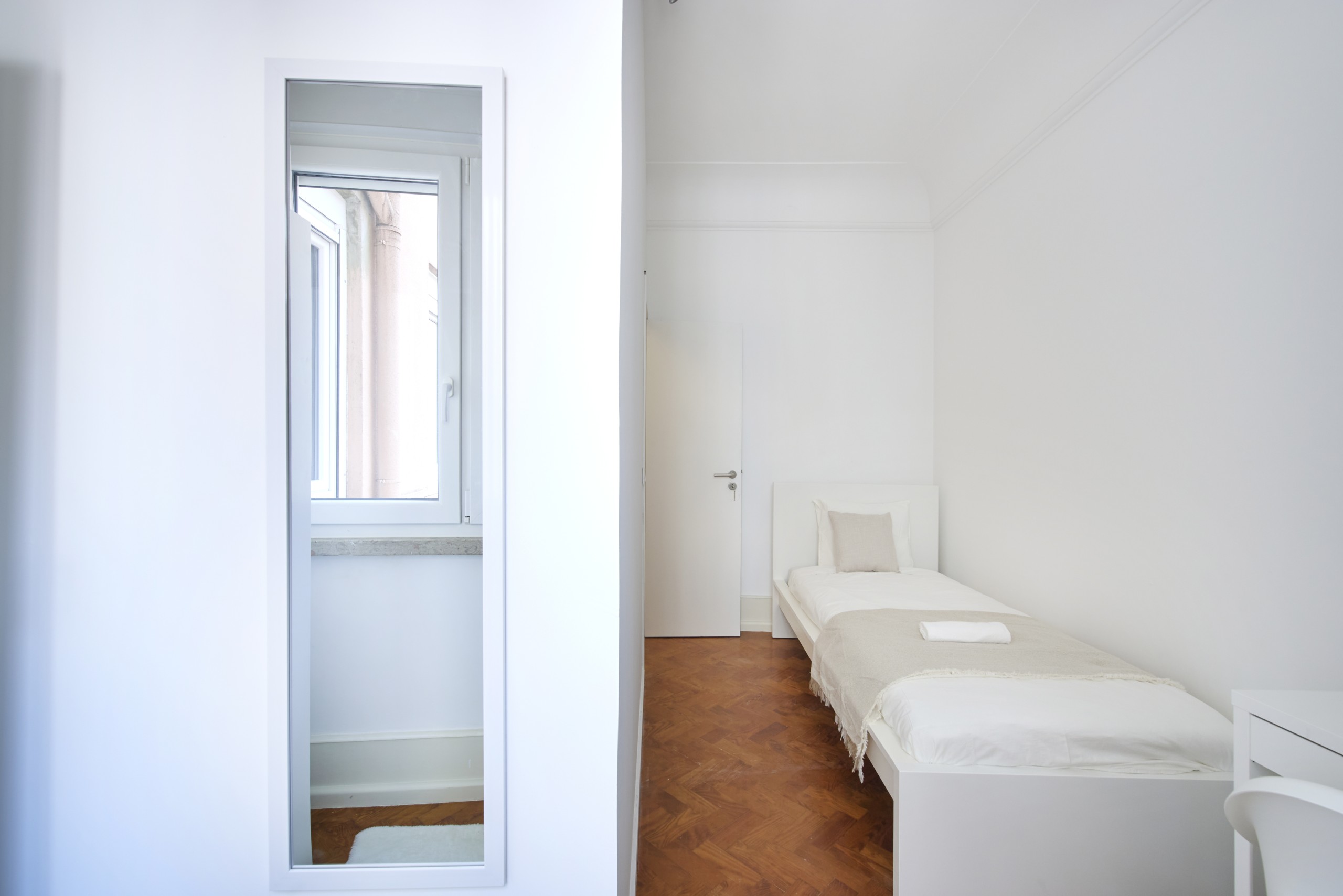 Sunny Room 6 with Desk & Window em Coração de Jesus, lisboa – foto 5 de 23