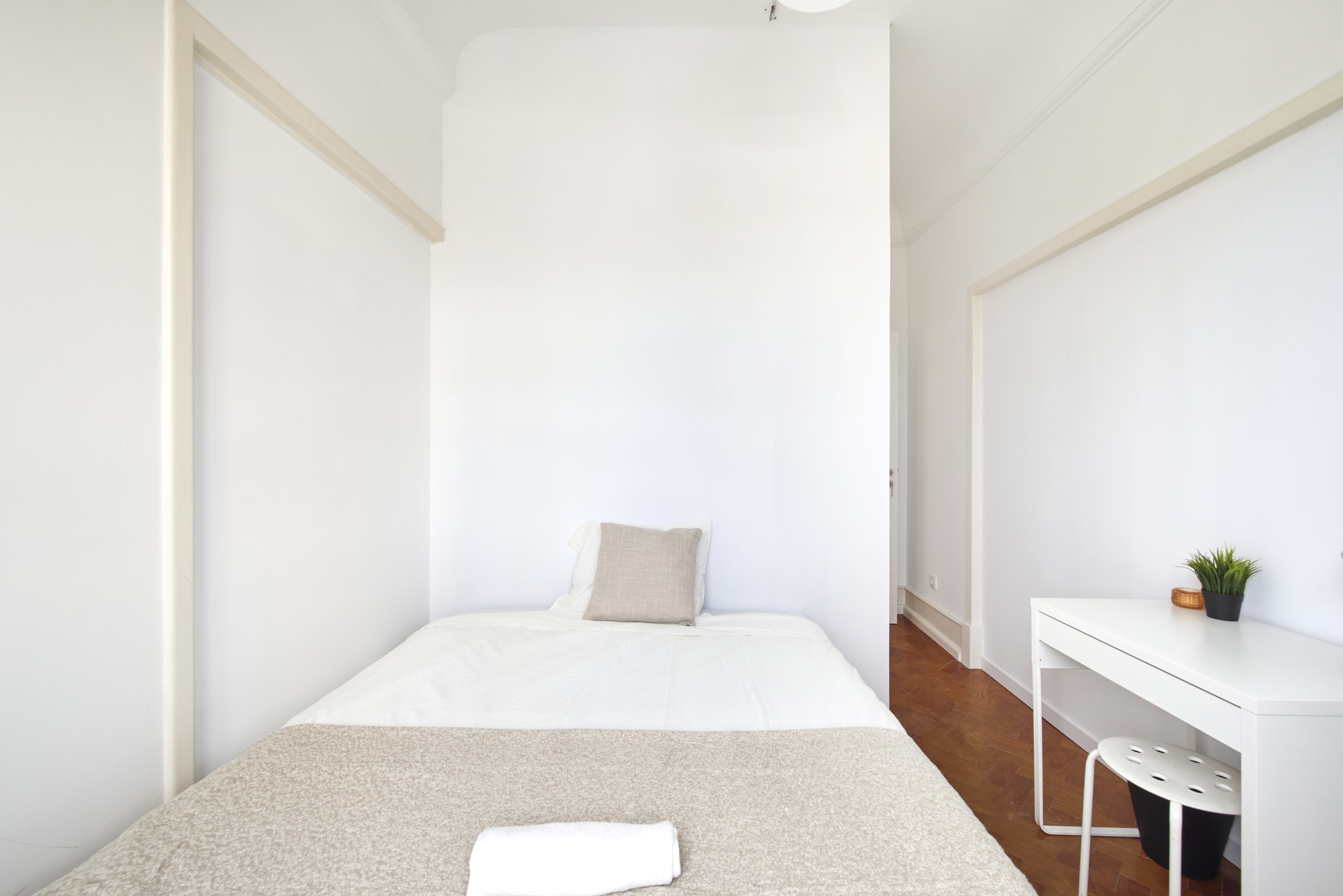 Sunlit Double Bedroom 2 with Desk em Coração de Jesus, lisboa – foto 3 de 24