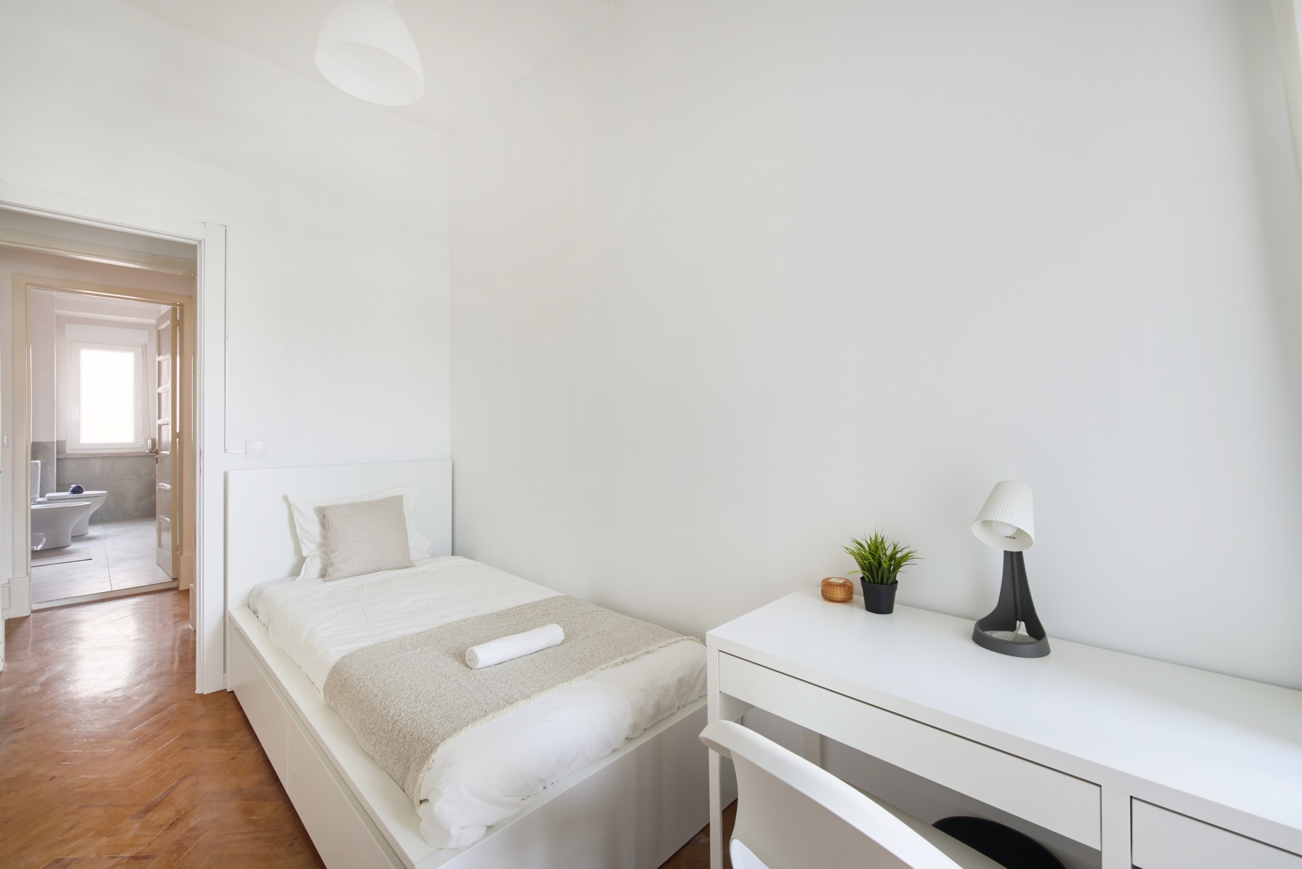 Sunny Room 3 with Window & Wardrobe em Coração de Jesus, lisboa – foto 3 de 24