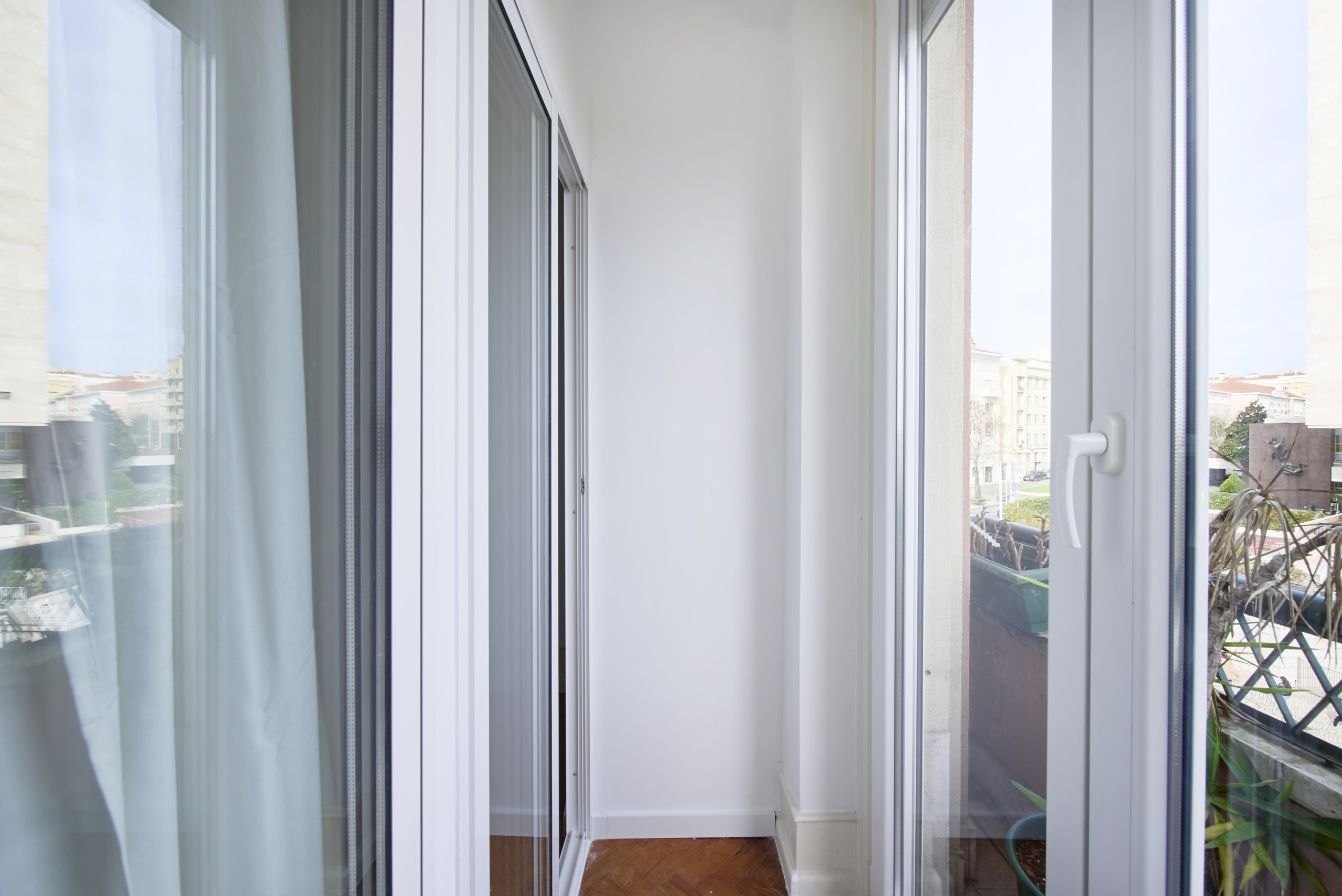 Sunny Room 3 with Window & Wardrobe em Coração de Jesus, lisboa – foto 5 de 24