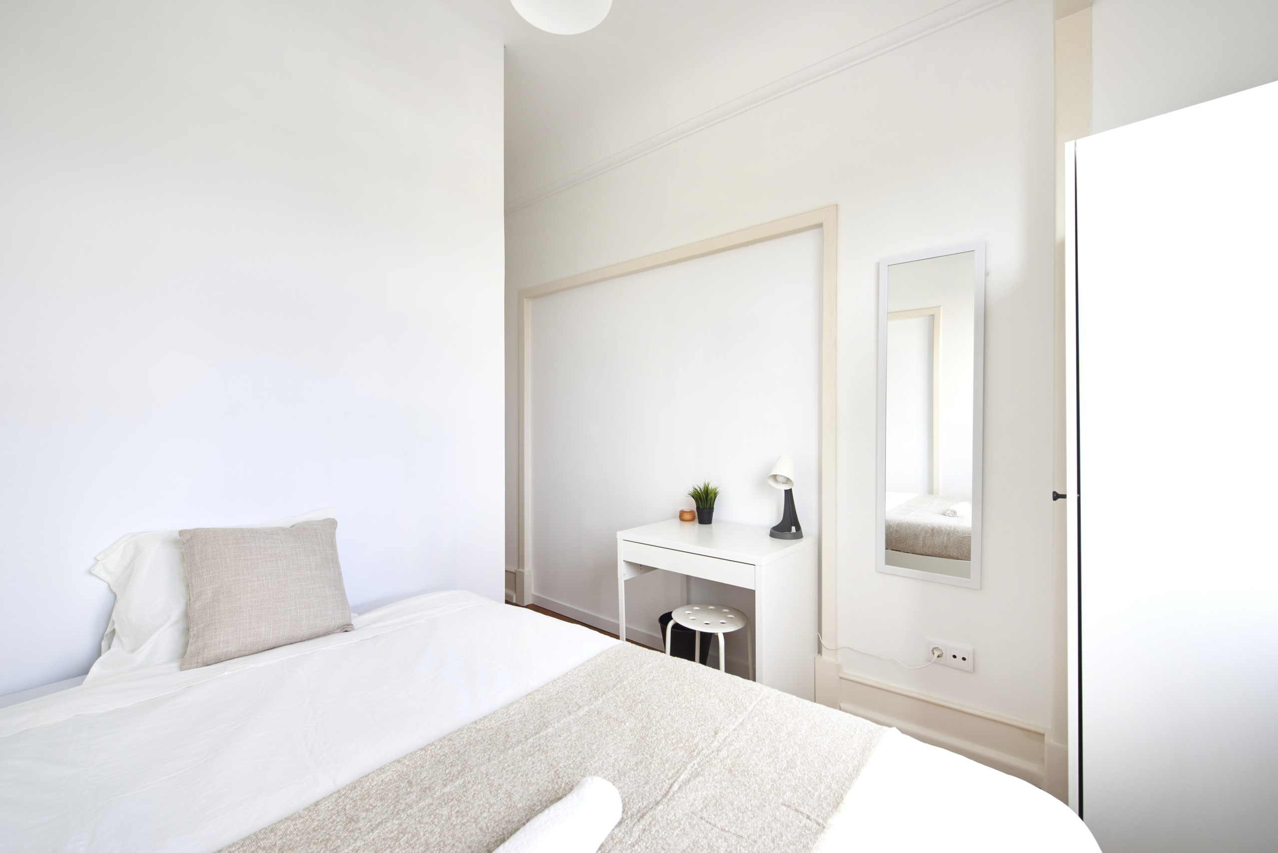 Sunlit Double Bedroom 2 with Desk em Coração de Jesus, lisboa – foto 4 de 24