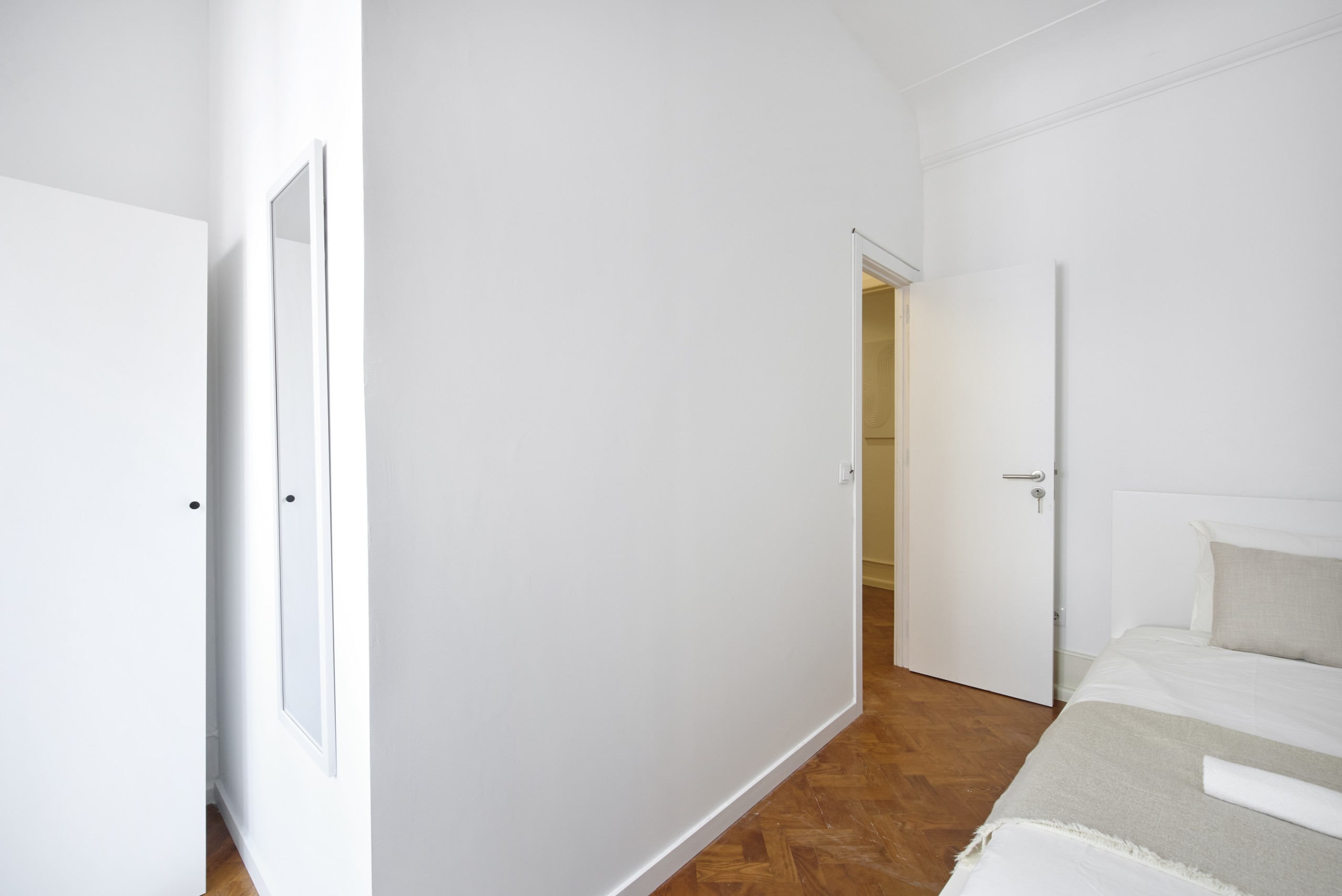 Sunny Room 6 with Desk & Window em Coração de Jesus, lisboa – foto 3 de 23