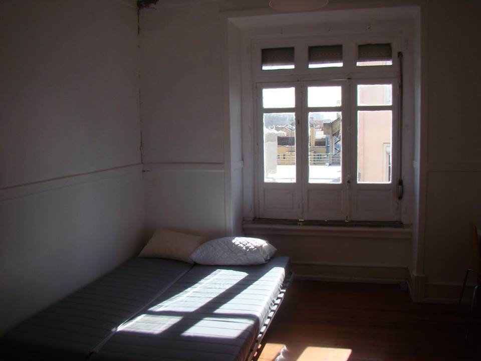 Spacious Double-Bed Room 6 with Windows & Wardrobe em Alto do Pina, lisboa – foto 4 de 21