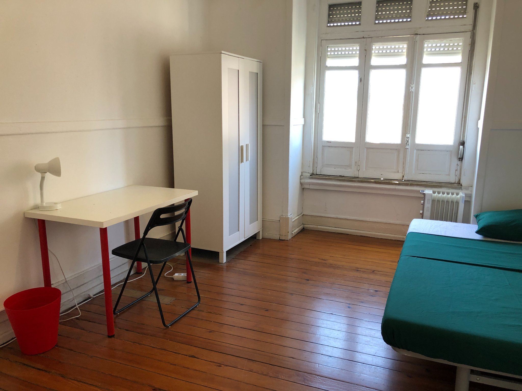 Spacious Double-Bed Room 6 with Windows & Wardrobe em Alto do Pina, lisboa – foto 2 de 21