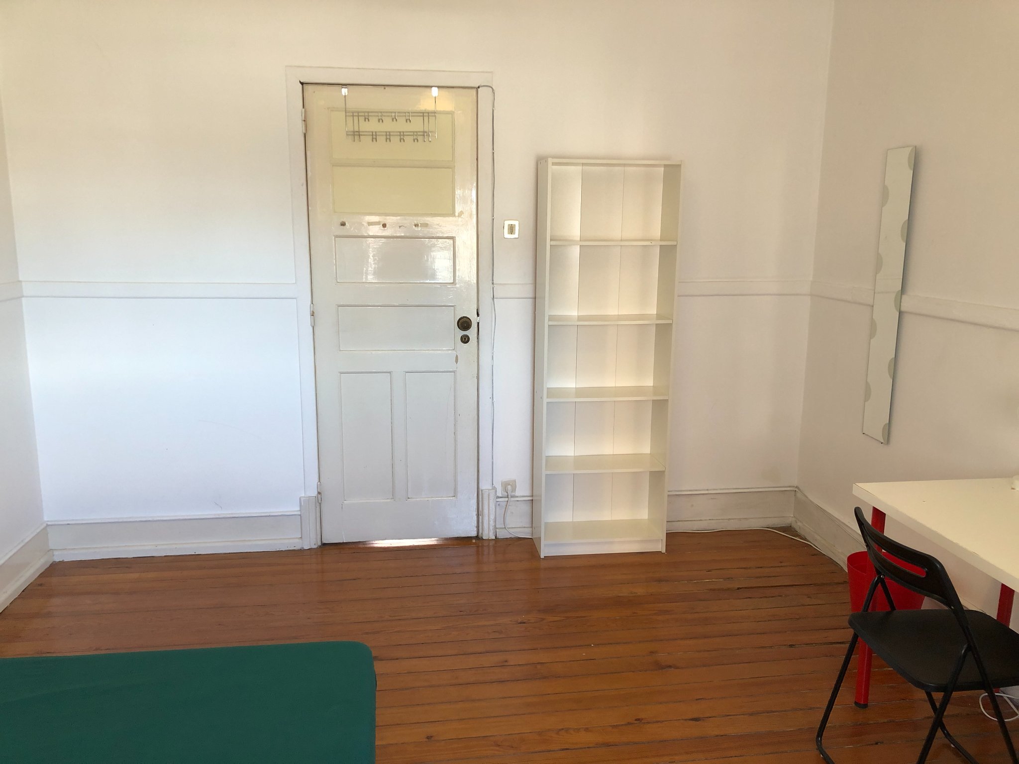 Spacious Double-Bed Room 6 with Windows & Wardrobe em Alto do Pina, lisboa – foto 3 de 21