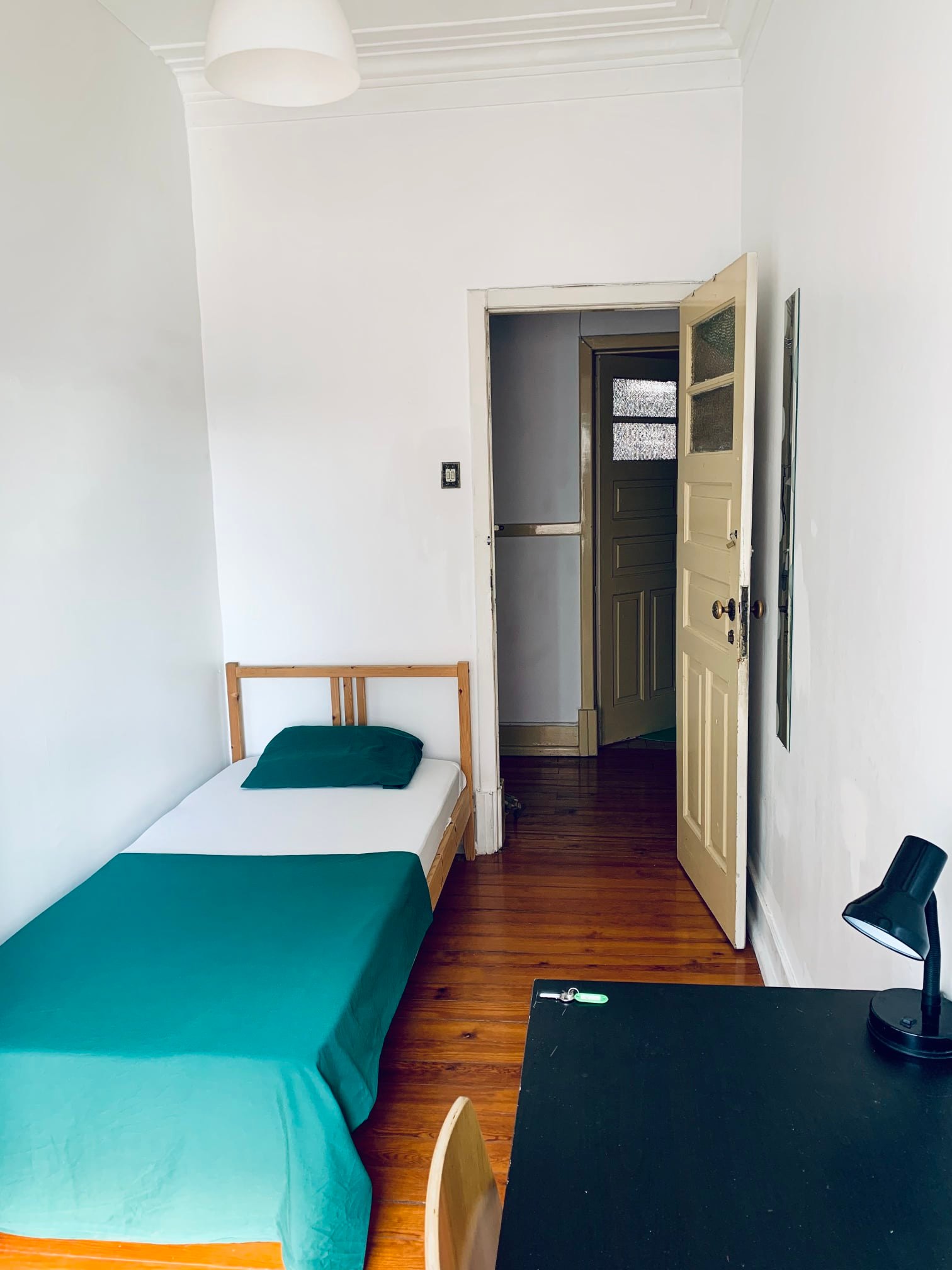 Light-Filled Double Room 5 in Alto do Pina em Alto do Pina, lisboa – foto 2 de 20