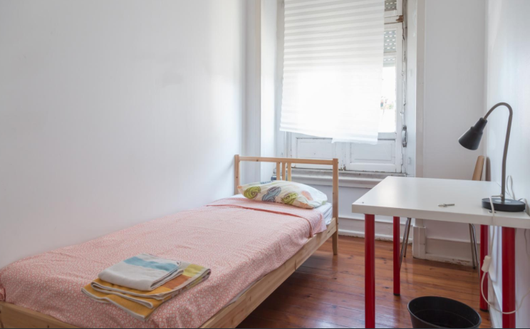 Bright Single Room 4 with Natural Light em Alto do Pina, lisboa – foto 2 de 20