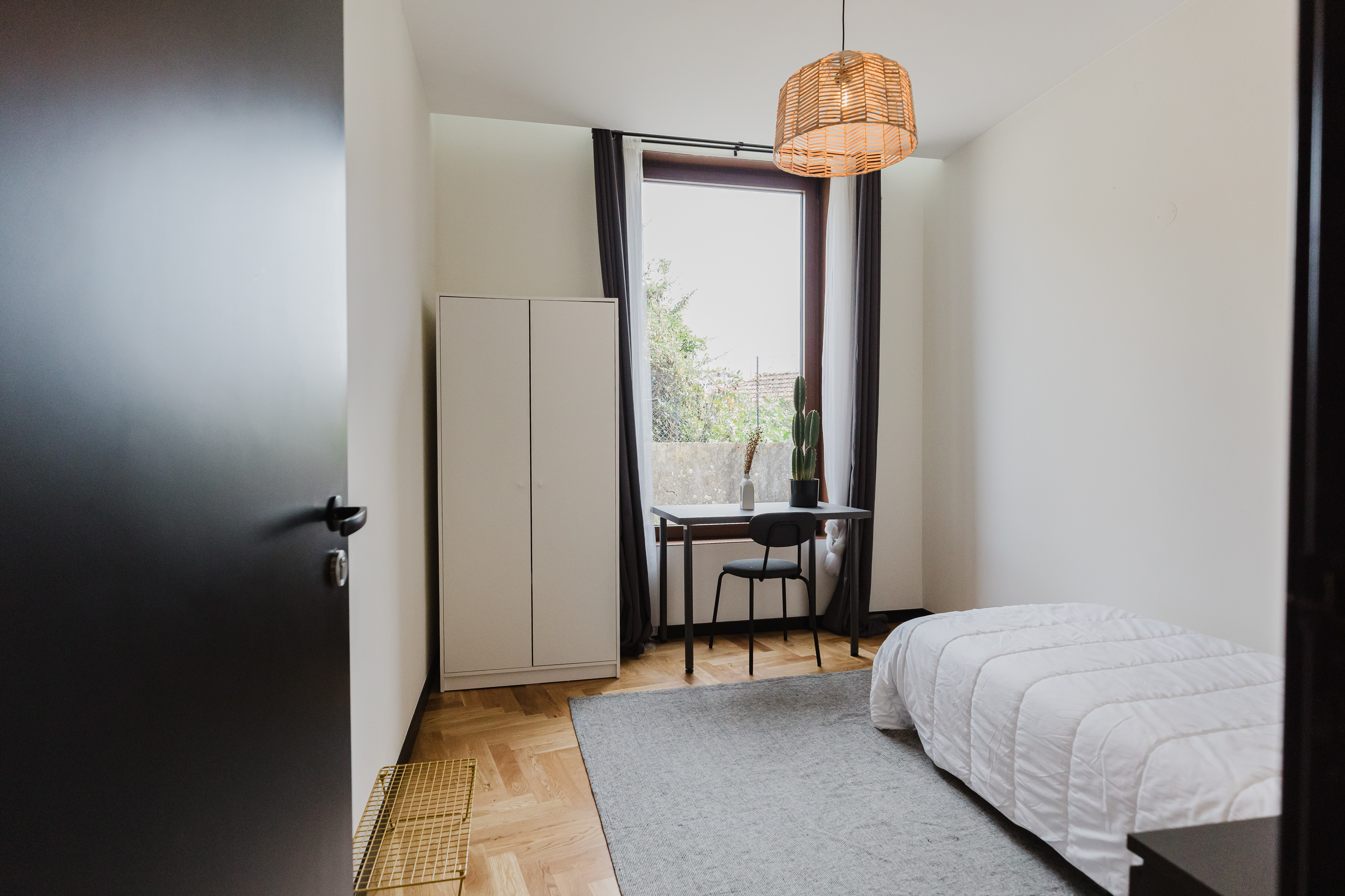 Comfortable Single Room 5 with Study Area & Essentials in Porto – photo 4 of 18