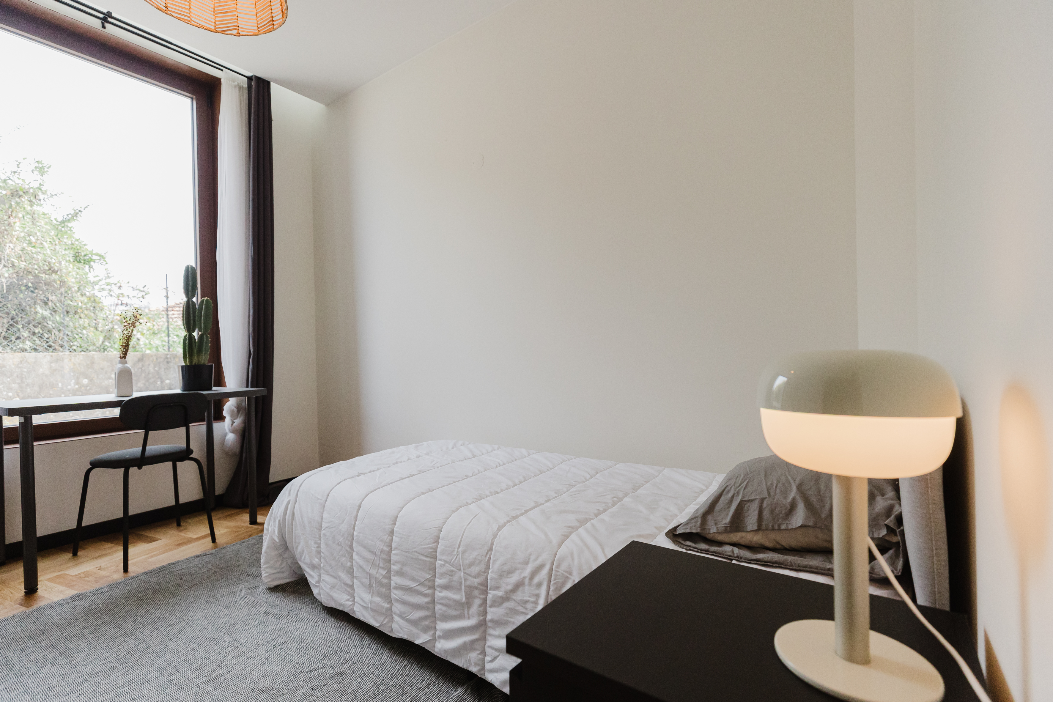 Comfortable Single Room 5 with Study Area & Essentials in Porto – photo 2 of 18