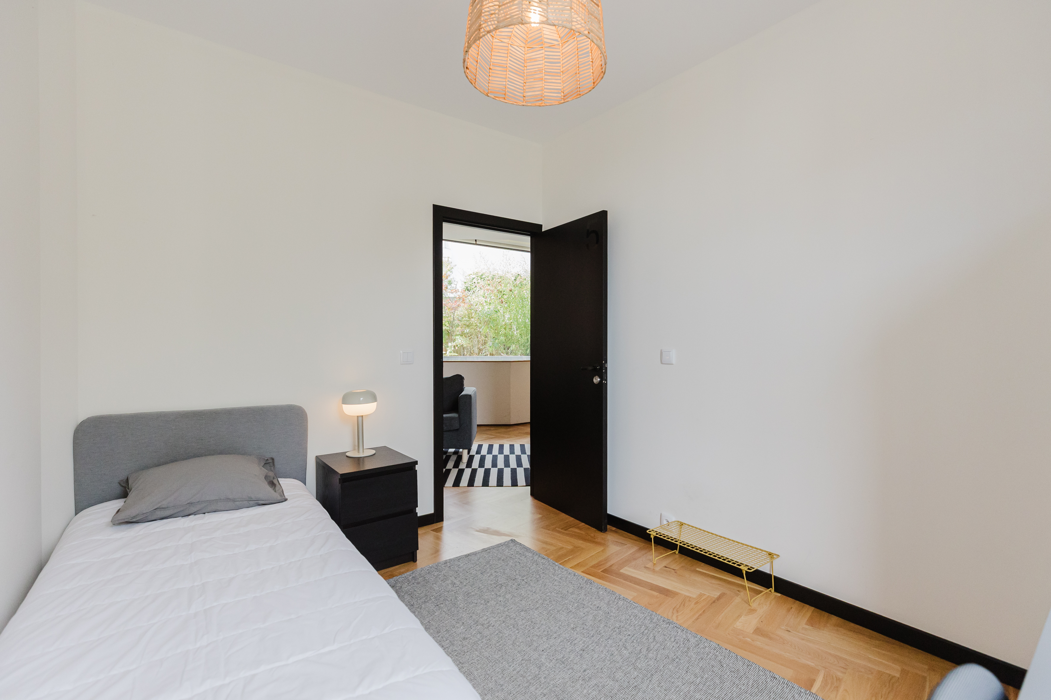 Comfortable Single Room 5 with Study Area & Essentials in Porto – photo 3 of 18