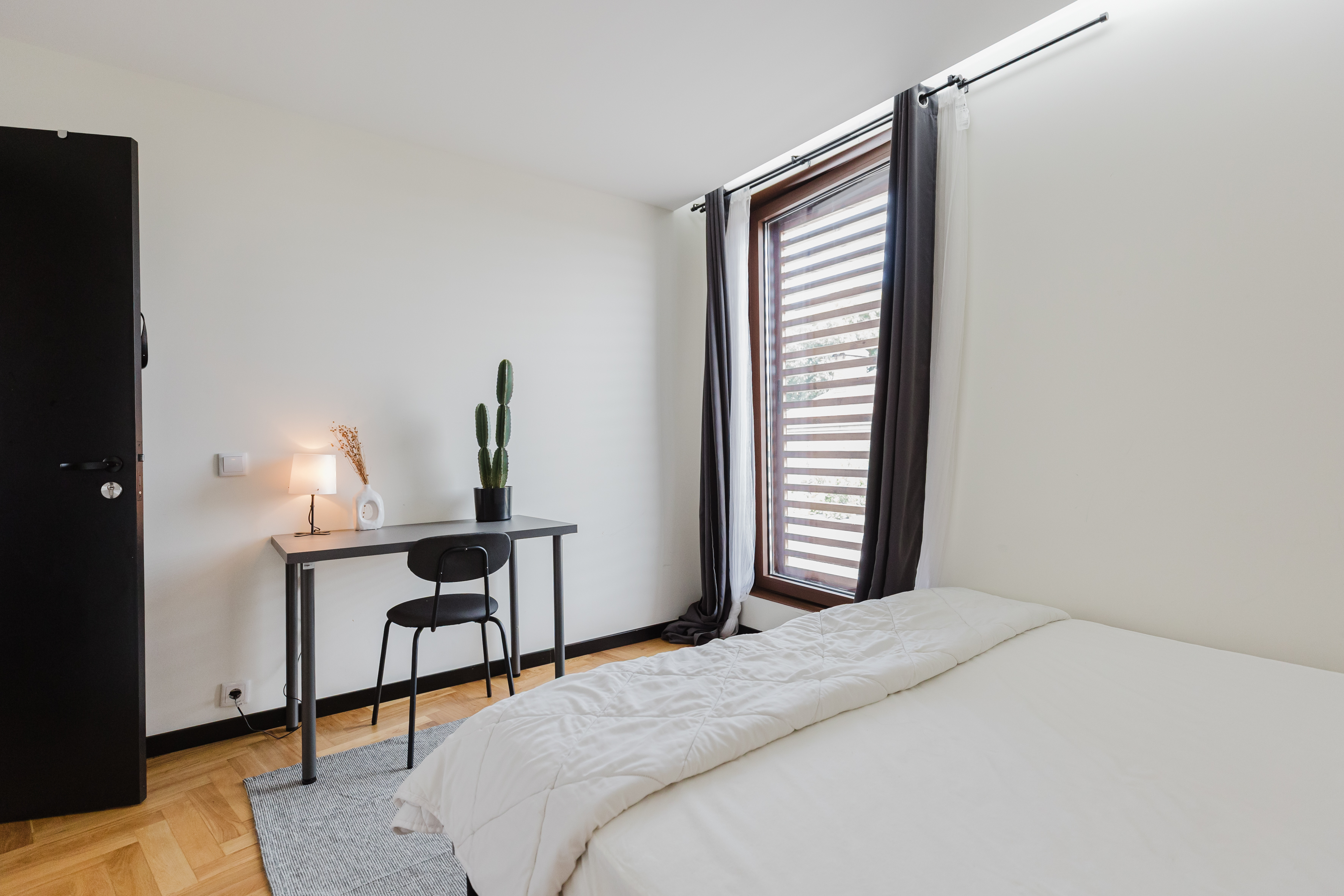 Cozy Single Room 3 with Desk & Storage in Porto – photo 3 of 19