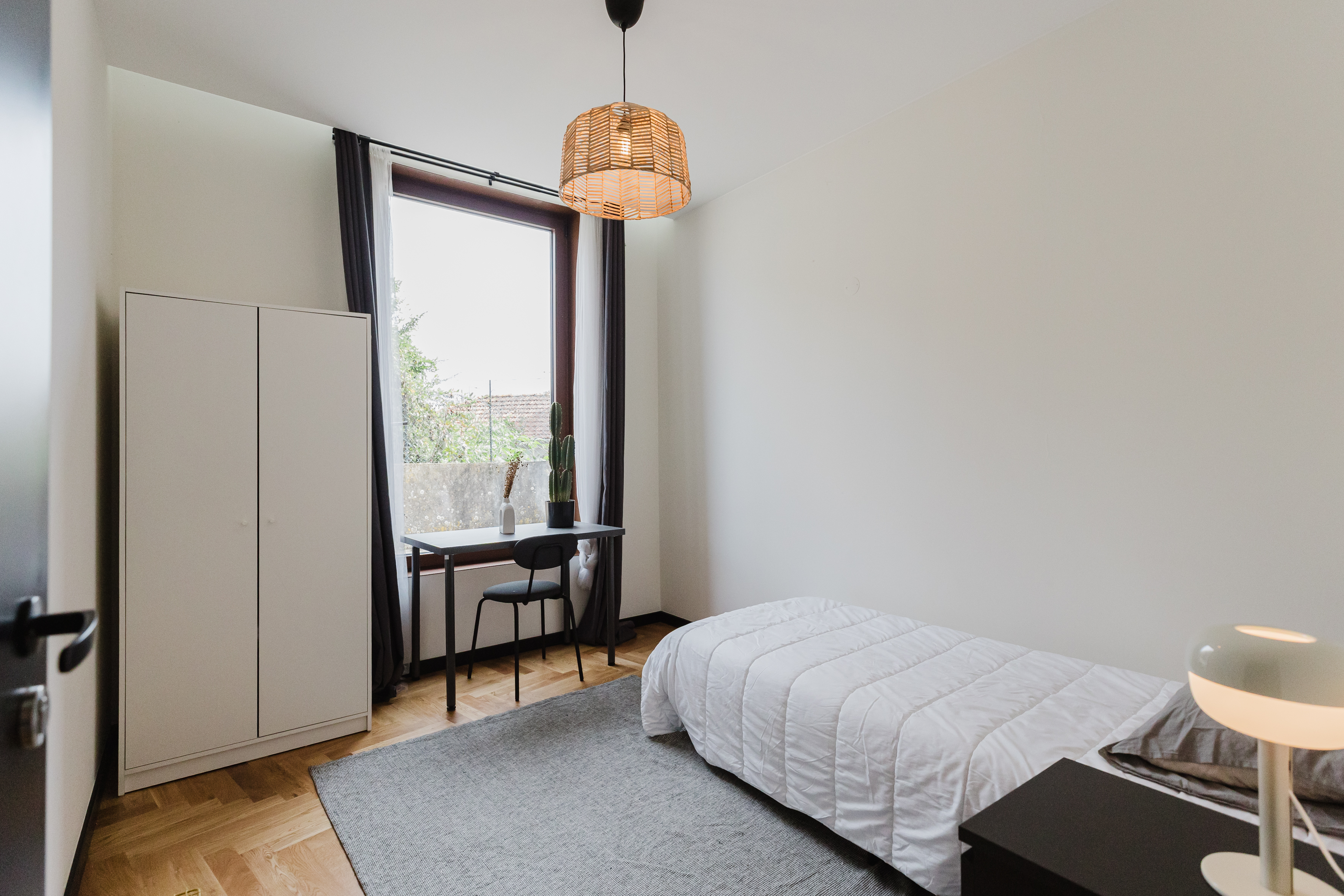 Comfortable Single Room 5 with Study Area & Essentials em porto – foto 1 de 4