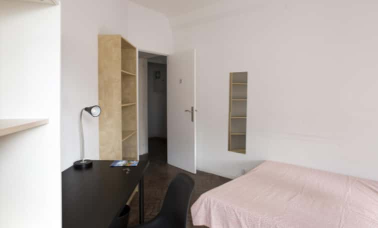 Sunny Double Room 3 with Balcony & Desk em São Jorge de Arroios, lisboa – foto 2 de 13