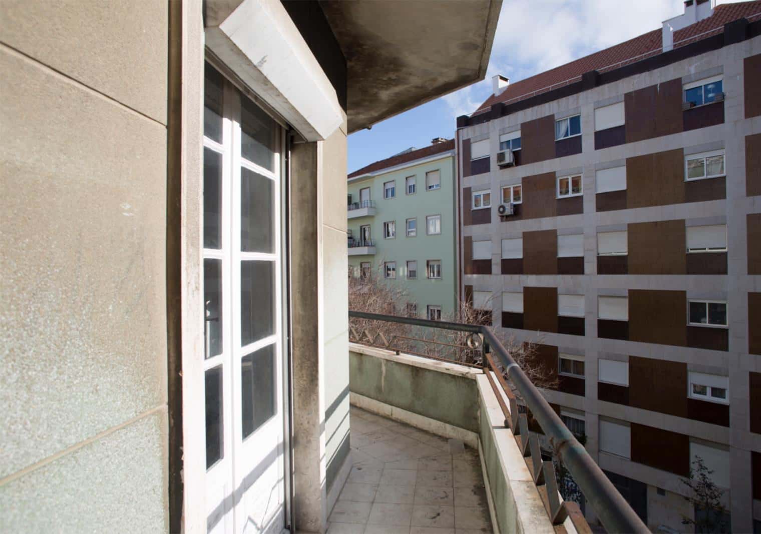 Sunny Double Room 3 with Balcony & Desk em São Jorge de Arroios, lisboa – foto 3 de 13